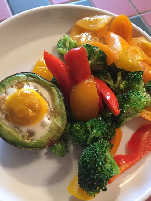 Baked Avocado Egg Breakfast 