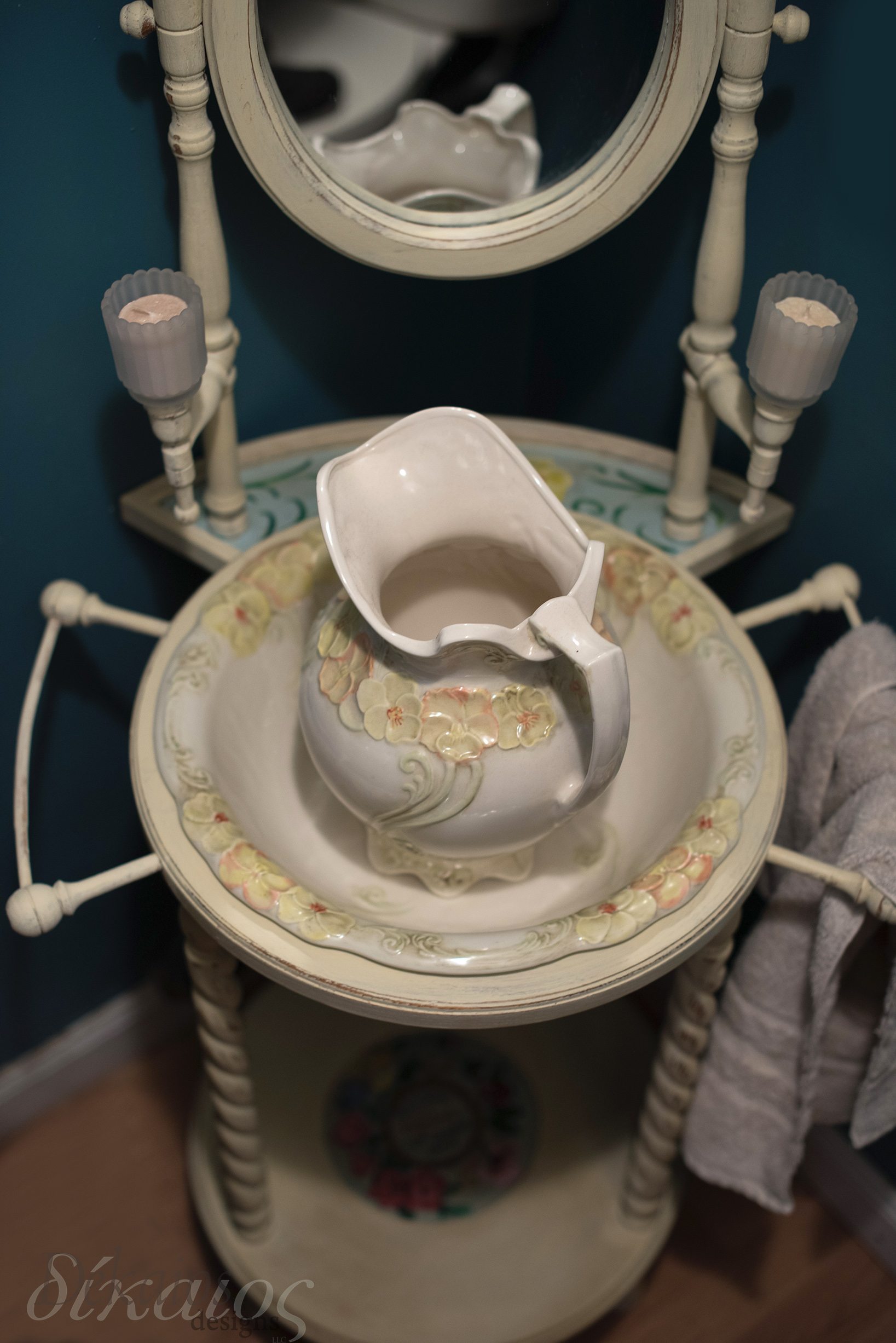This wash basin is more recent. Just repainted. Also for sale.