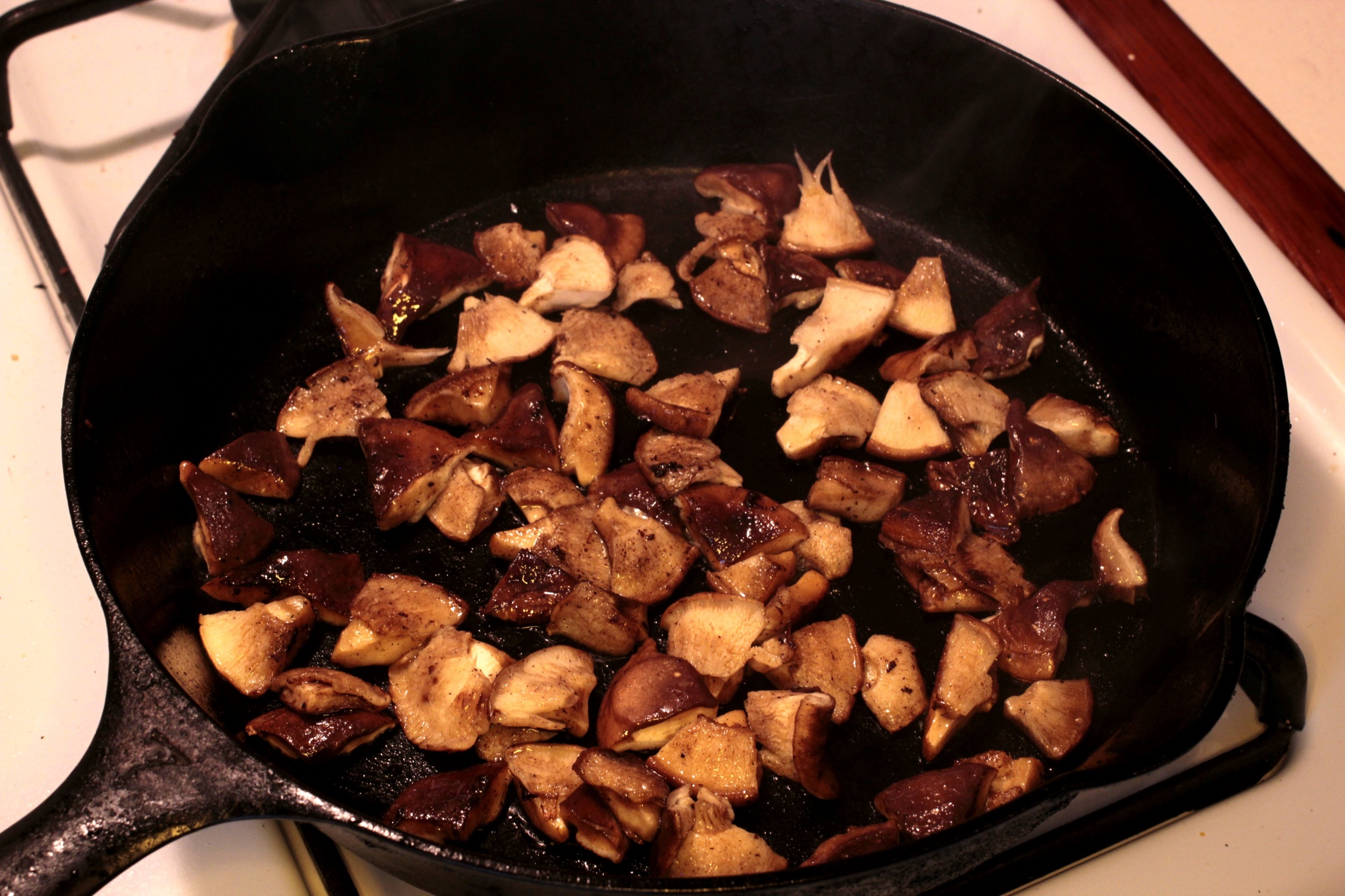Let the mushrooms sizzle in the pan.