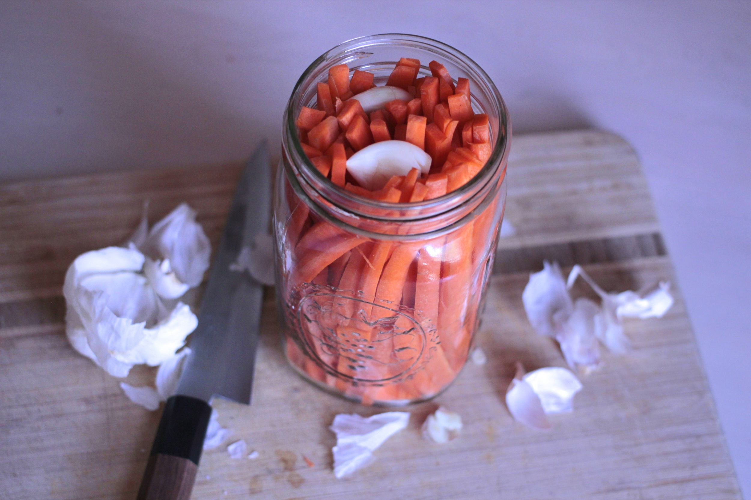 Pack the carrots and garlic into your jar.