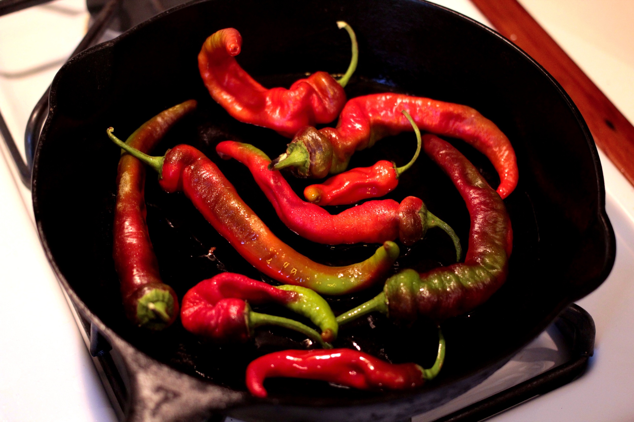 A single, uncrowded layer of peppers.