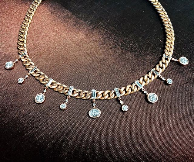 Next level ✨💎💣 #normancovan #2019collection
・・・
.
.
.
.
#love#diamond#chain#necklace#details#18k#gold#rosegold#beautiful#baguette#diamonds#gorgeous#chic#sparkle#bling#bridal#bride#engaged#handmade#jewelry#losangeles#jeweler#everyday#luxury#luxuryli