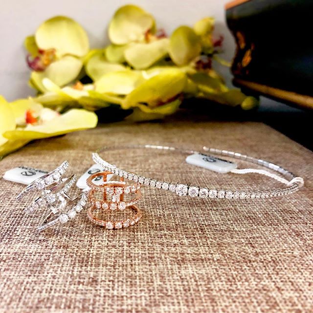 Step into my jewelry box 💕
#NormanCovan #Diamonds
・・・
.
.
.
.

#love#perfect#necklace#choker#ring#diamond#details#18k#gold#whitegold#chic#bride#beautiful#bridal#engaged#diamonds#gorgeous#sparkle#bling#handmade#jewelry#losangeles#jeweler#everyday#lux