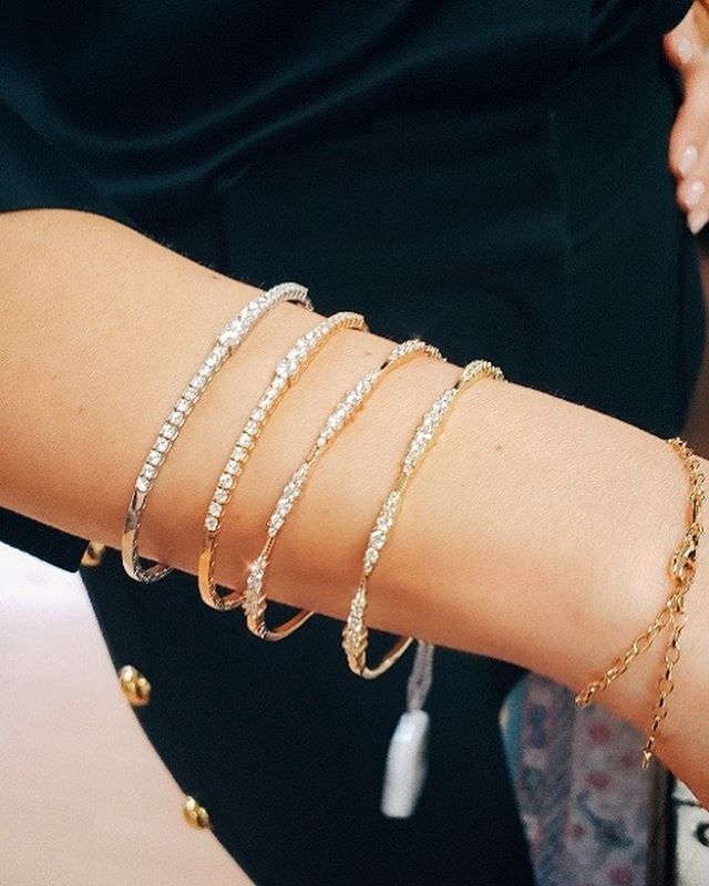 Choose one or all💫💎 #NormanCovan #Holiday2019
・・・
.
.
.
.
#bangle#love#diamond#bracelet#details#18k#gold#bangles#chic#bride#beautiful#bridal#bracelets#fashion#gorgeous#christmas#hanukkah#sparkle#bling#handmade#jewelry#losangeles#jeweler#everyday#lu