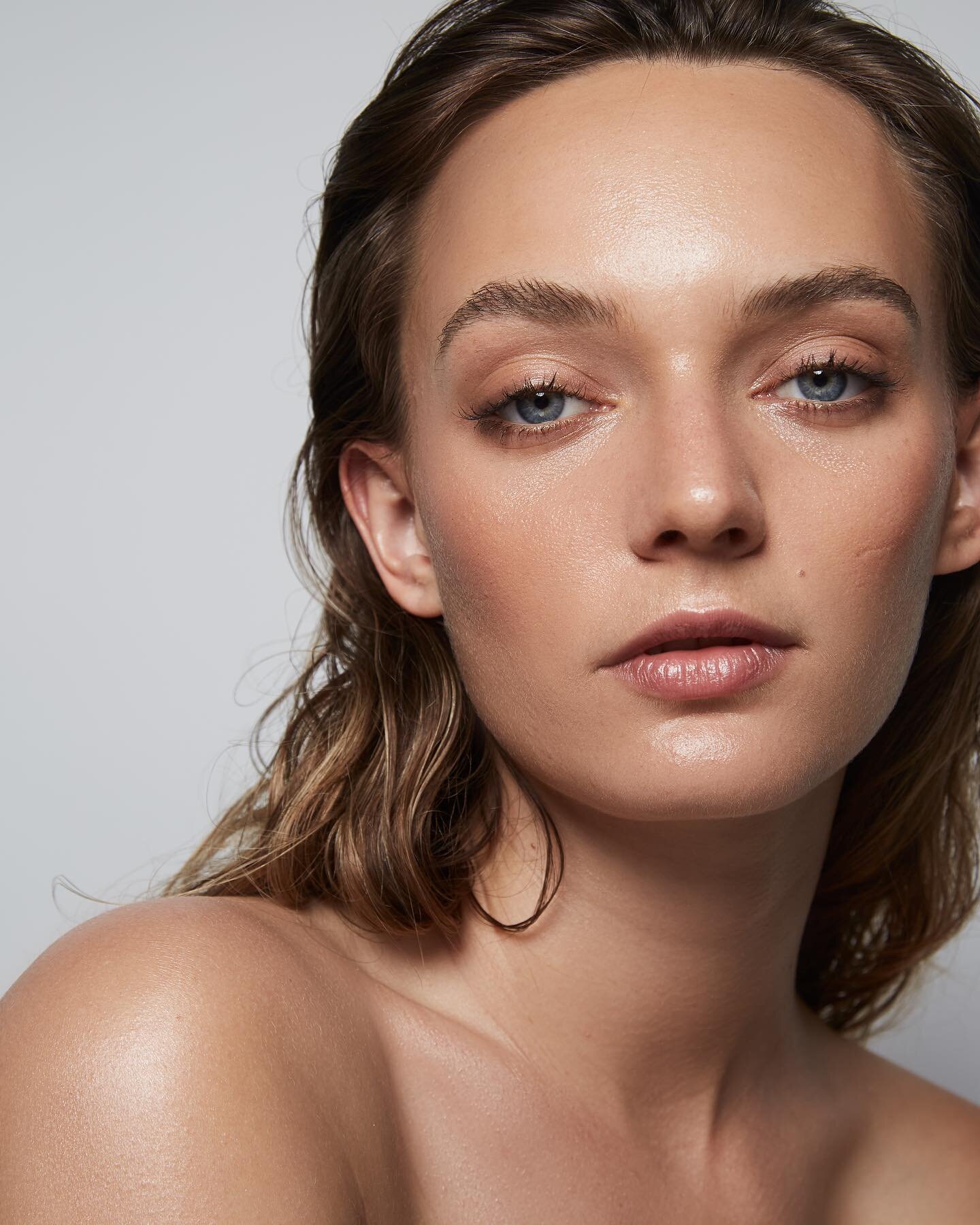 #skingoals 💕💕💕 model @cassie_lapthorne @imgmodels photographer @lucykinnen_ hair and makeup by me @leahtaylorhmua 

MAKEUP BREAKDOWN➖
@narsissist Sheer Glow Foundation
@benefitaustralia Ka-Brow
@smashboxcosmetics Eye Shadow Palette
@kevynaucoin Vo