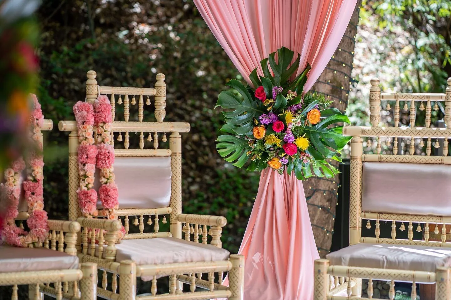 Floral details 

@saratogaspringsweddings 
@weddingdocumentary 
@lime_light_productions 
@mehndidesigner 
@makeupbymitasha 
@jalsacatering 
@officialdjwicked 
@princehorserental 
@marvel__cake 

#sabadecor #mandap #mandapdecor #southasianweddings #hi