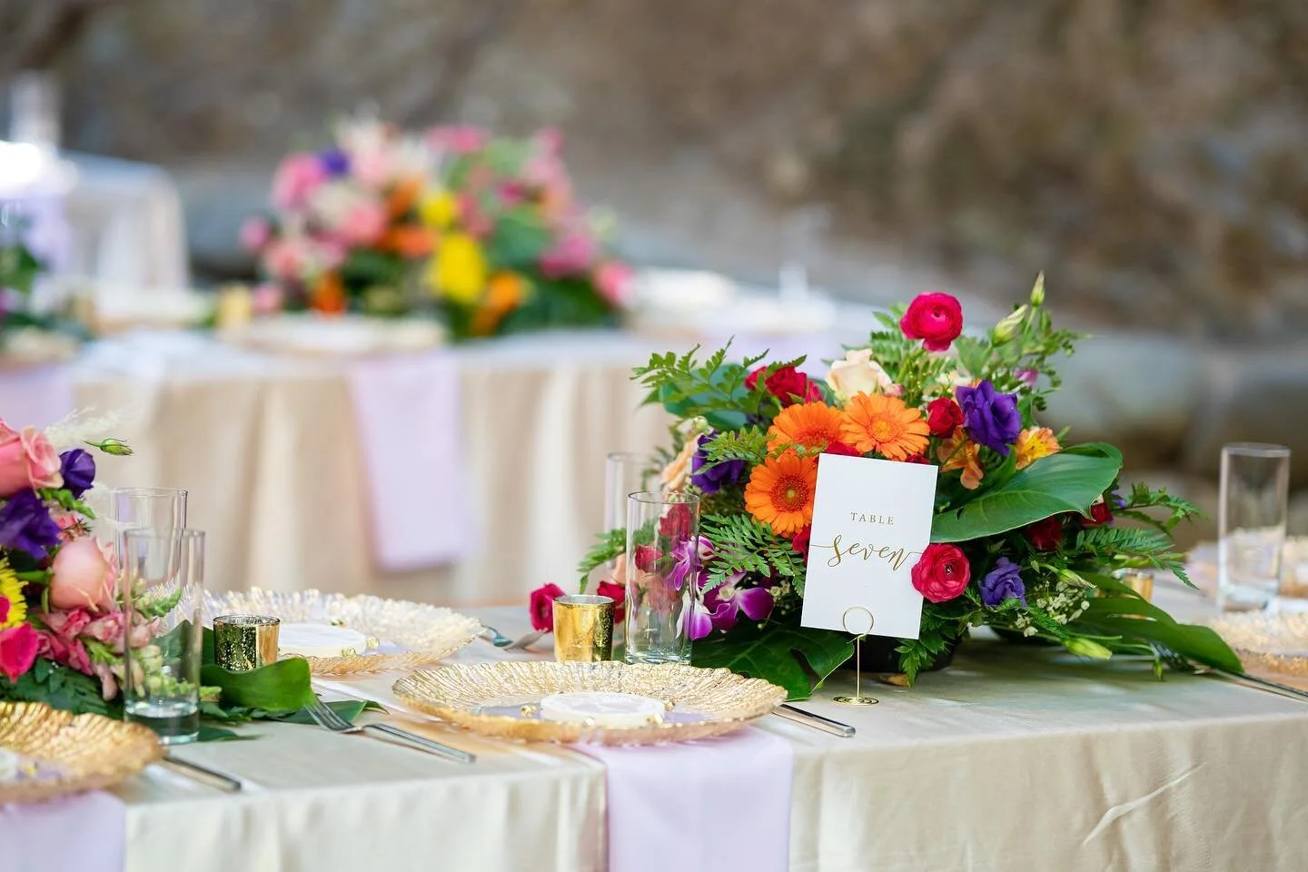 Floral close up 

@saratogaspringsweddings 
@weddingdocumentary 
@lime_light_productions 
@mehndidesigner 
@makeupbymitasha 
@jalsacatering 
@officialdjwicked 
@princehorserental 
@marvel__cake 

#sabadecor #receptiondecor #modernwedding #bayareaeven