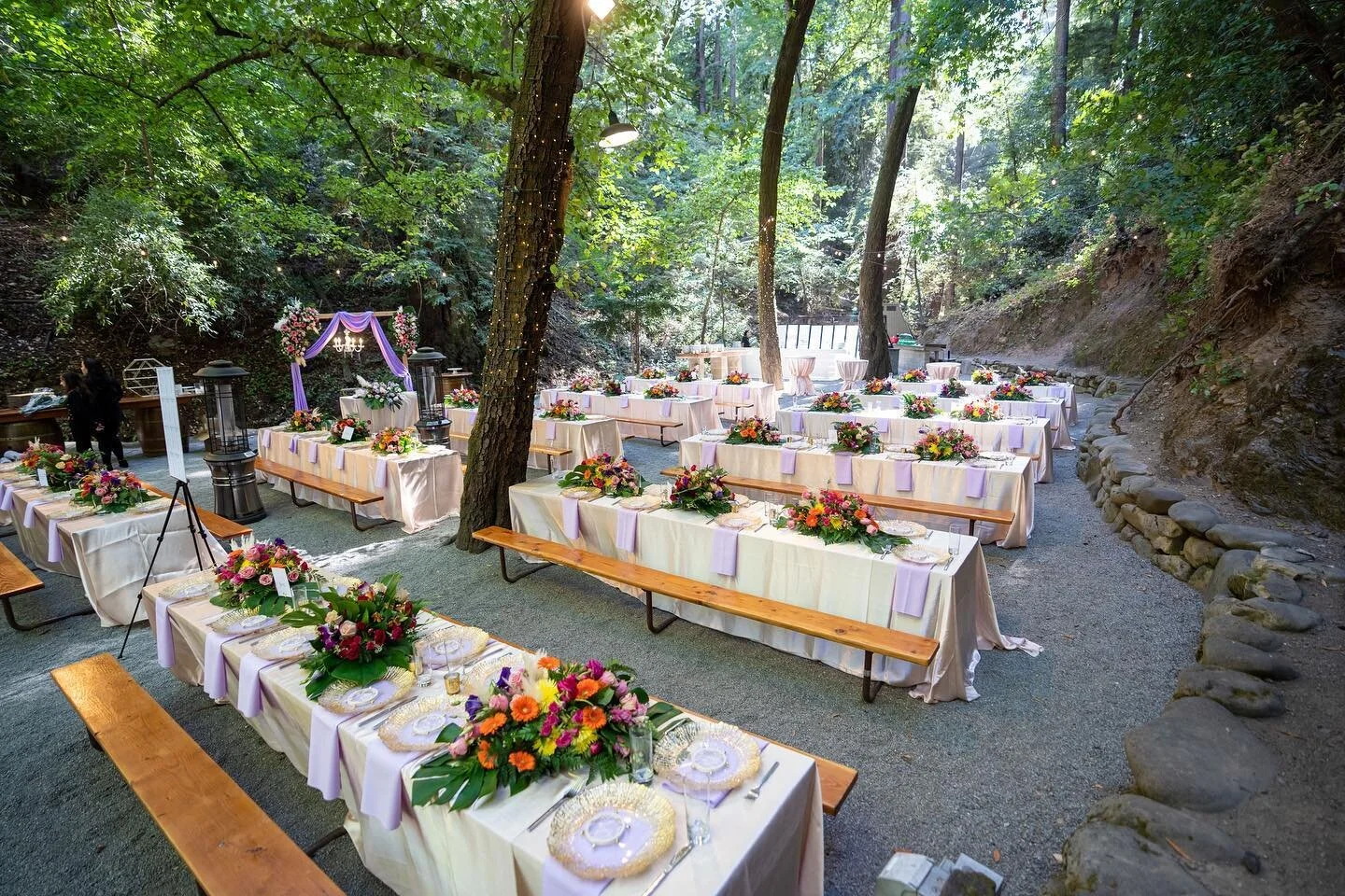 Outdoor reception dinner 

@saratogaspringsweddings 
@weddingdocumentary 
@lime_light_productions 
@mehndidesigner 
@makeupbymitasha 
@jalsacatering 
@officialdjwicked 
@princehorserental 
@marvel__cake 

#sabadecor #receptiondecor #modernwedding #ba