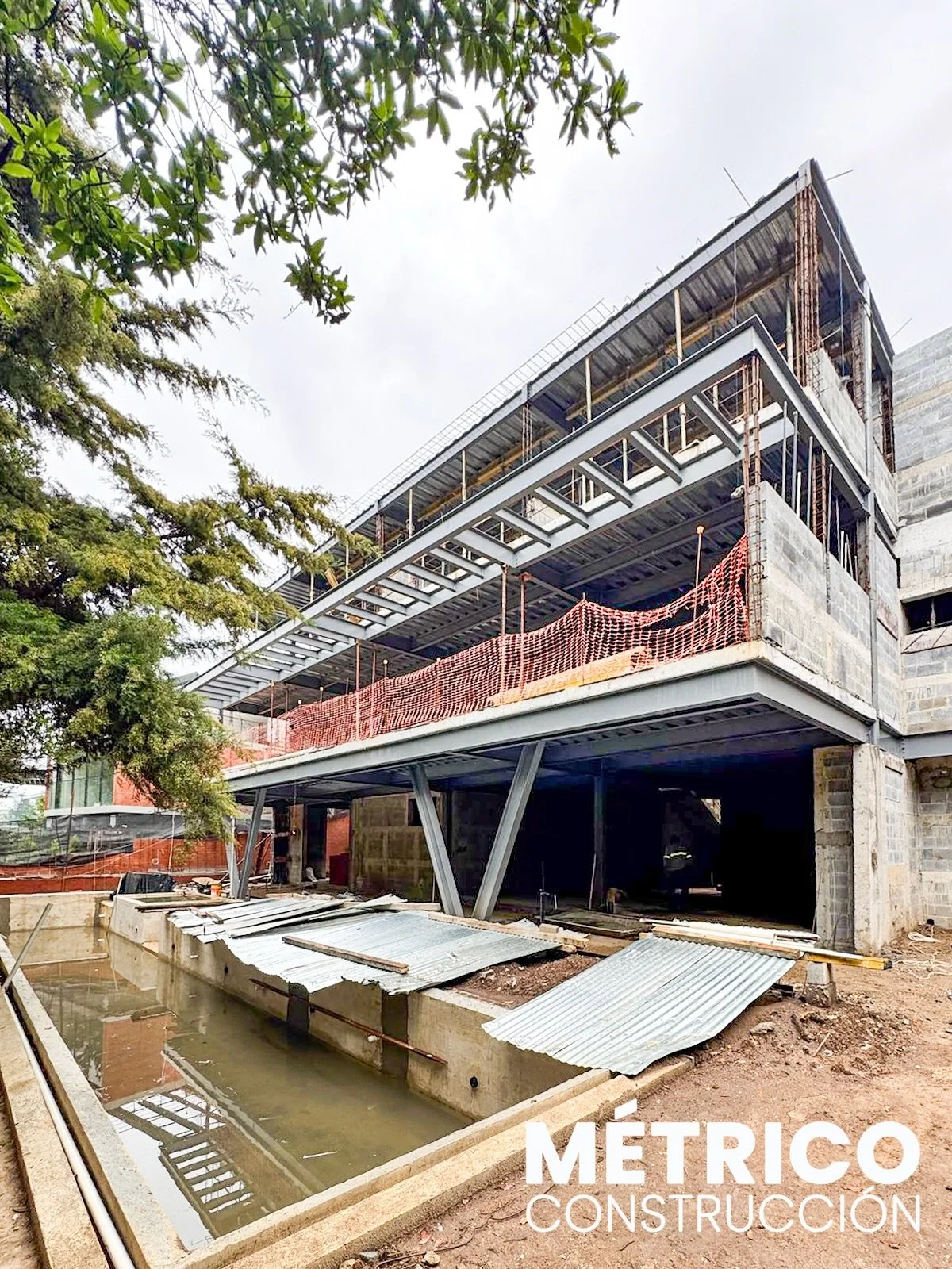 Avances de construcci&oacute;n de residencia en Acacias de Cayal&aacute;: estructura met&aacute;lica, losas de acero y concreto, muros de mamposter&iacute;a de block. Obra gris principal al 80%. 
.
.
.
#construccion #projectmanager #metrico #guatemal