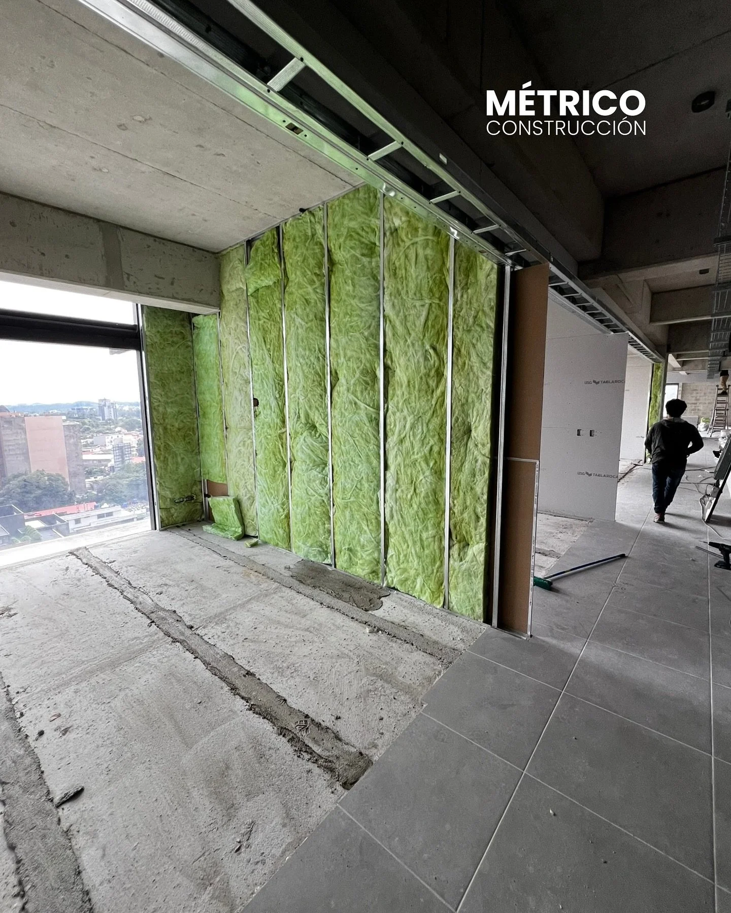 La eficiencia tambi&eacute;n es est&eacute;tica. El aislamiento y la estructura se convierten en parte del lenguaje arquitect&oacute;nico cuando cada elemento responde al detalle y al prop&oacute;sito del dise&ntilde;o.
.
.
.
#M&eacute;tricoConstrucc