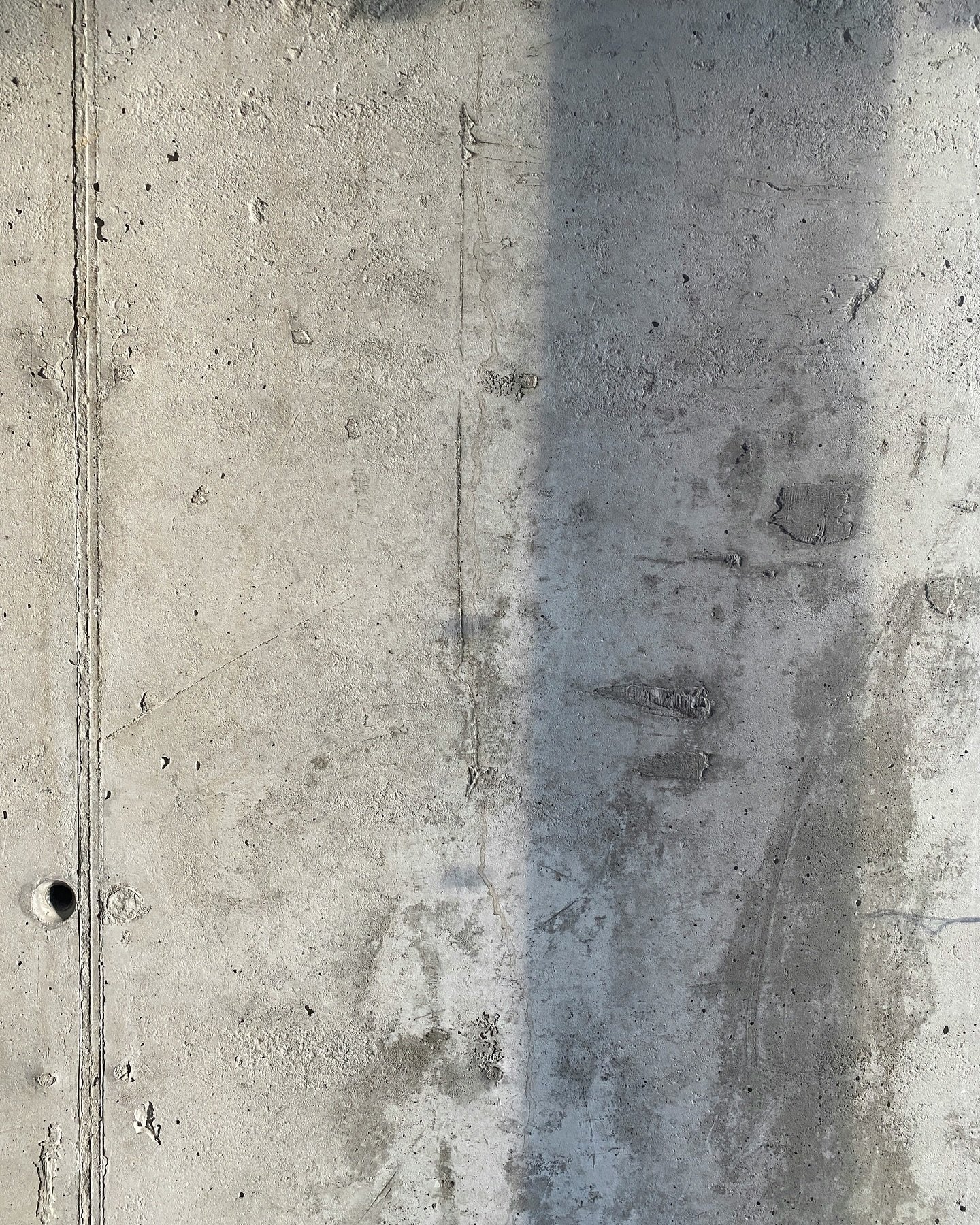 El concreto revela la geometr&iacute;a del proyecto. Planos, texturas y uniones que anticipan c&oacute;mo se comportar&aacute; la masa estructural.
.
.
.
#MetricoConstruccion #ConcretoArquitectonico #Materialidad #ConstruccionGT #EstructuraViva
#Deta