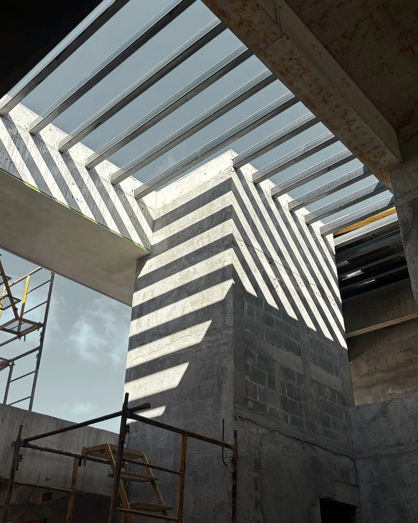 Vistazo interno Acacias de Cayal&aacute;. La cubierta abierta permite revisar tensiones, pendientes y el comportamiento de la estructura antes de cerrar sistemas. Un momento clave para ajustar exactitudes.
.
.
.
#MetricoConstruccion #EstructuraExpues