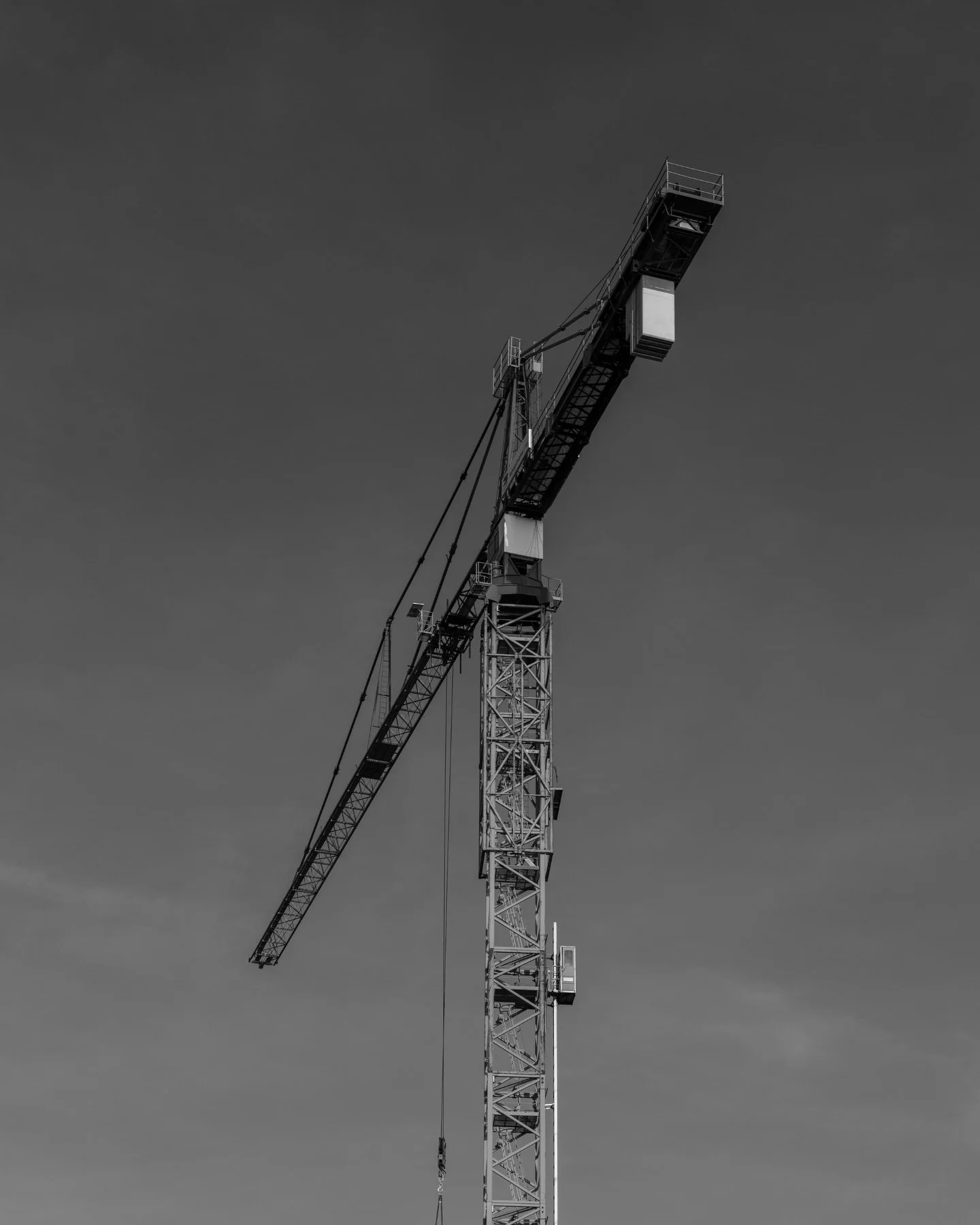 La gr&uacute;a marca el punto exacto donde el c&aacute;lculo se encuentra con la realidad. Cada izaje exige control, experiencia y confianza en el sistema estructural que est&aacute; por quedar permanente.
.
.
#ConstructionSite #HeavyLifting #Structu