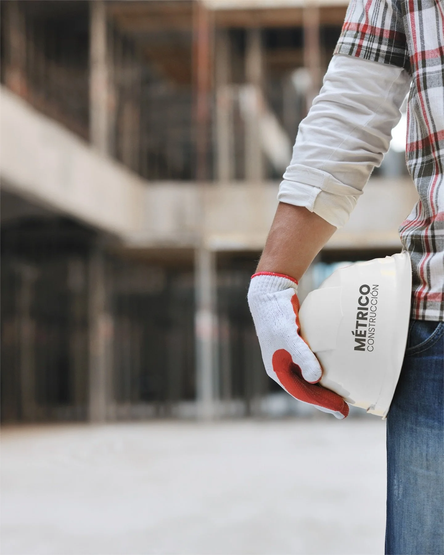 Un casco es se&ntilde;al de responsabilidad en la obra. Detr&aacute;s hay planificaci&oacute;n, supervisi&oacute;n constante y respeto por cada persona involucrada en el proceso constructivo.
.
.
#ConstructionCulture #SiteSafety #ArquitecturaResponsa