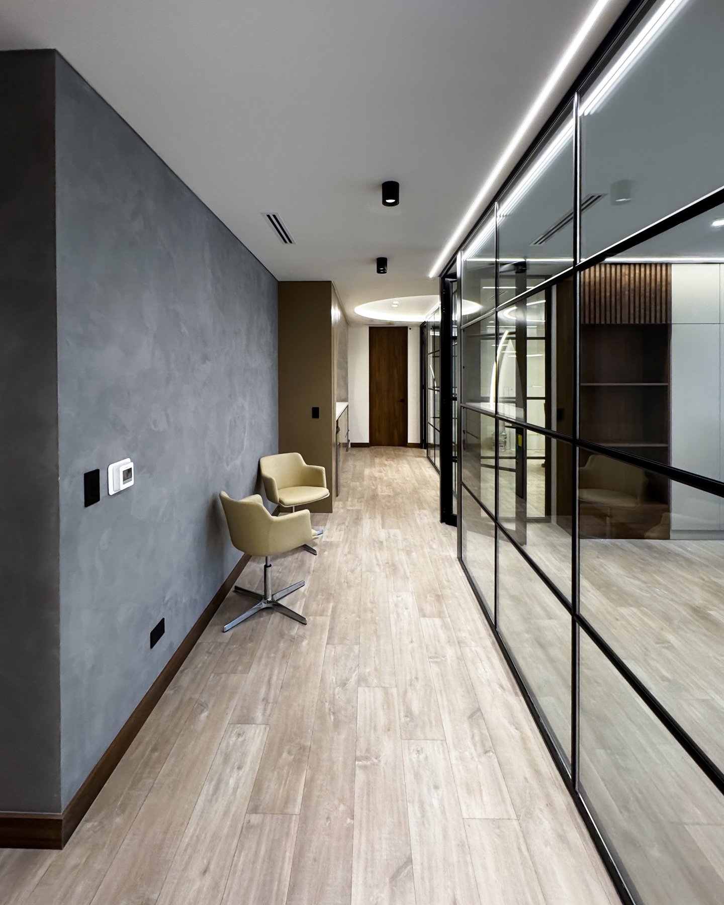 Entrega de Proyecto #Proinmo
Materiales alineados, decisiones ejecutadas, espacio listo para ser habitado. El proyecto deja el plano y entra en la vida cotidiana.
.
.
#ProjectDelivery #InteriorArchitecture #ArquitecturaModerna #DesignDetails BuiltEnv