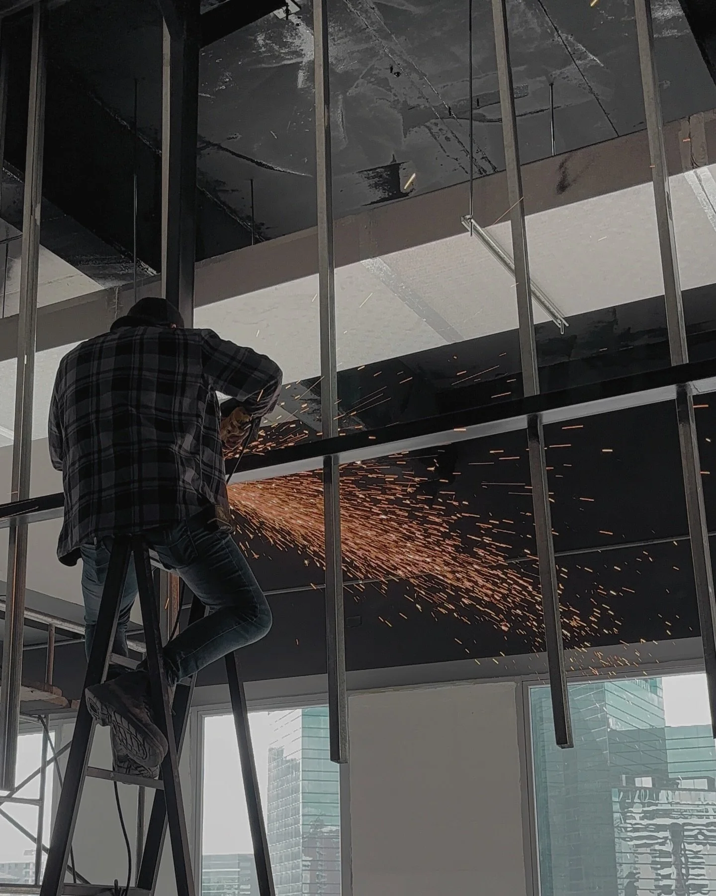 Corte, ajuste y precisi&oacute;n siempre ser&aacute;n parte esencial del proceso constructivo.
.
.
#ConstructionLife #MetalWork #OnSite #ArquitecturaReal #BuildingProcess
MetricoConstruccion