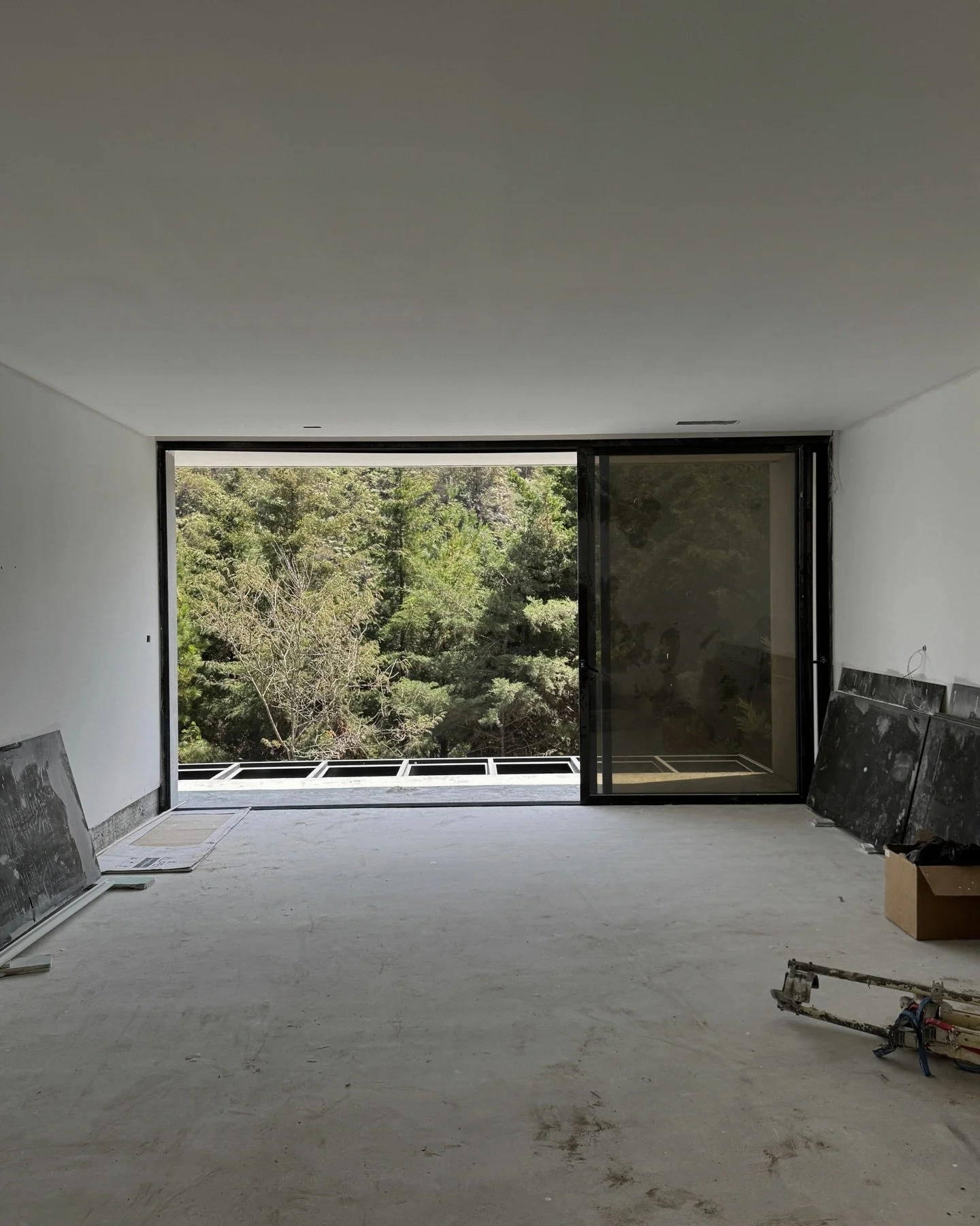 La construcci&oacute;n tambi&eacute;n se entiende en los detalles. Muestra fragmentos del proceso constructivo como encuentros de materiales, proporciones, transiciones entre estructura y cerramientos.
Peque&ntilde;as decisiones que, acumuladas, term