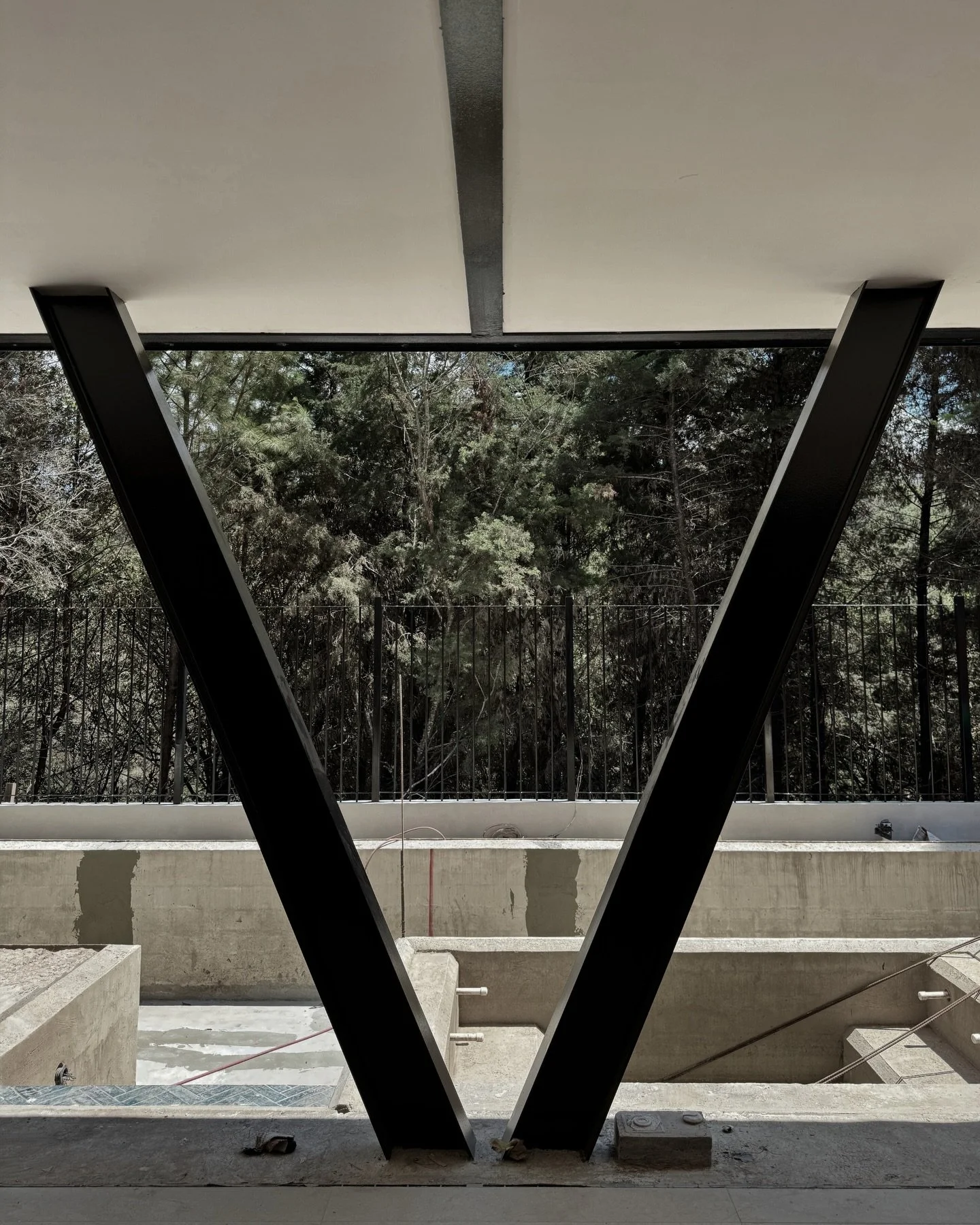 Avances Casa Acacias. La construcci&oacute;n rara vez es una imagen ordenada.
Instalaciones expuestas, estructura visible, superficies a&uacute;n sin terminar. Es parte natural del proceso donde cada sistema encuentra su lugar dentro del proyecto.
.
