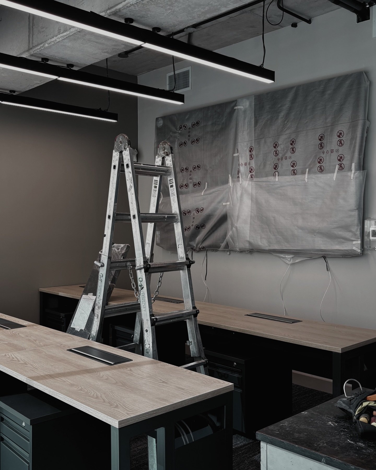 El proyecto ICG en Platina zona 10 comienza a consolidar su lectura espacial.
Circulaciones definidas, cerramientos instalados y una organizaci&oacute;n clara de los espacios de trabajo. Obra en etapa de acabados.
.
.
#MetricoConstrucci&oacute;n #ICG