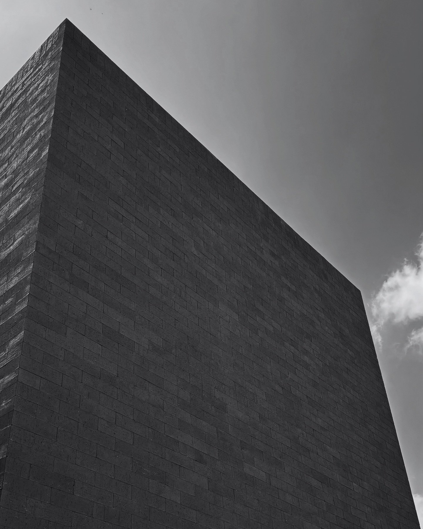 Los espacios que permanecen en la memoria rara vez son los m&aacute;s complejos. Son los que entienden proporci&oacute;n, luz y permanencia con absoluta precisi&oacute;n.
#M&eacute;tricoConstrucci&oacute;n #SpatialDesign #MinimalAesthetic #Architectu