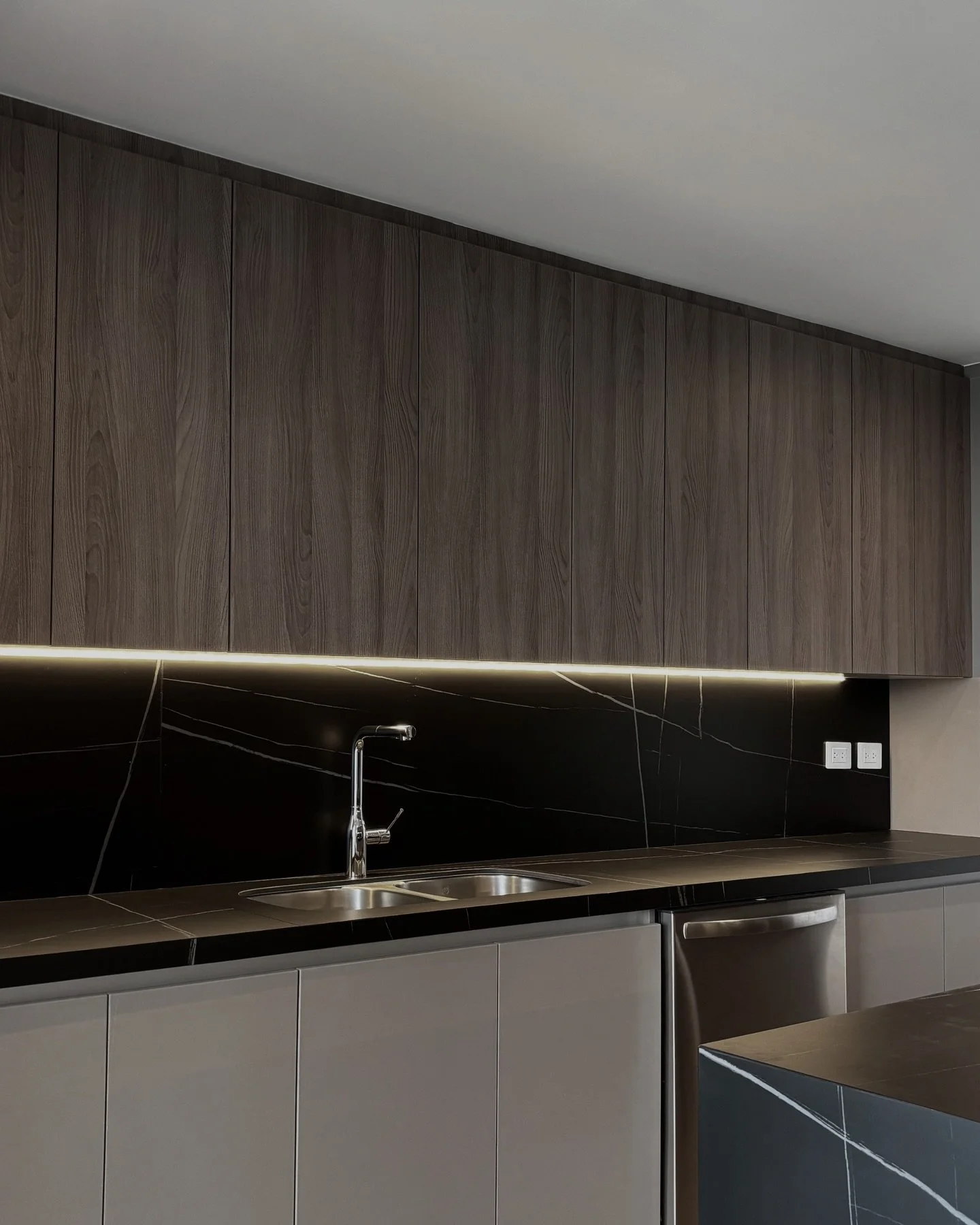 Intervenir un espacio tambi&eacute;n es editar su ritmo. Madera oscura, l&iacute;neas limpias y luz integrada para transformar lo cotidiano en algo silenciosamente sofisticado.
#M&eacute;tricoConstrucci&oacute;n #InteriorIntervention #KitchenDesign #