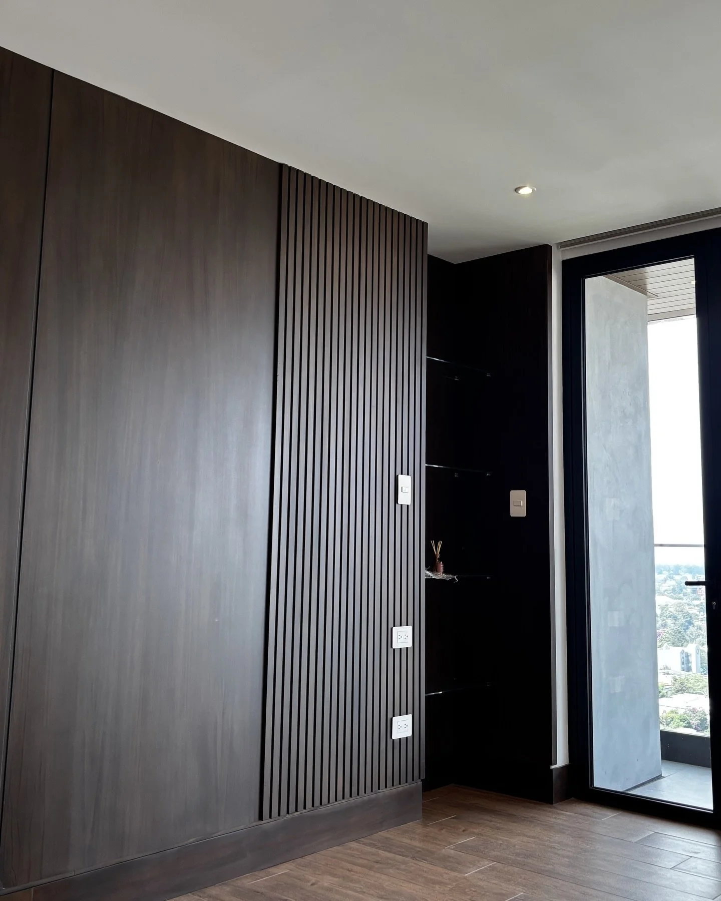 Hay materiales que no necesitan protagonismo para definir un espacio. La textura correcta, repetida con precisi&oacute;n, termina construyendo car&aacute;cter.
#M&eacute;tricoConstrucci&oacute;n #MaterialPalette #WoodArchitecture #InteriorDetails
#Mo