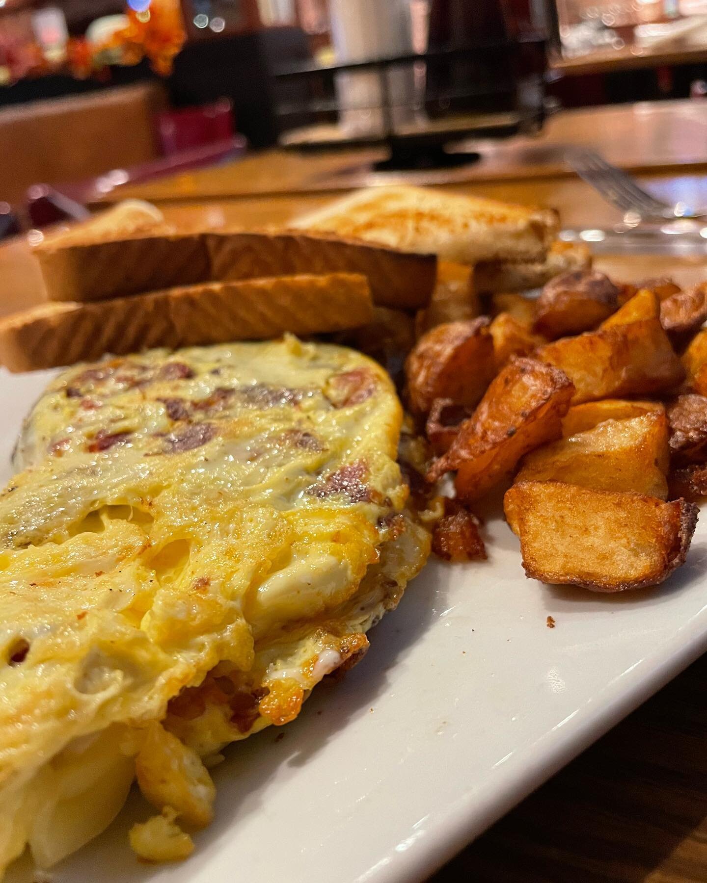 A perfect way to cure those Sunday scaries: Mul&rsquo;s Breakfast! Serving breakfast untill 2pm! 
.
.
.
.
#bostonbrunch #southiebrunch #restaurant #food #foodie #foodporn #instafood #foodlover #dinner #bar #foodphotography #delicious #yummy #foodstag