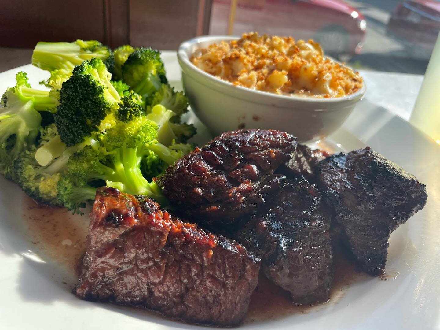 Our deliciously marinated steak tips pairs perfectly with homemade mac &amp; cheese! What&rsquo;s your favorite side?
.
.
.
.
.
.
#BostonRestaurant #BostonBar #SouthieBar #SteakTips #Dinner #BostonFunctions  #Homemade #Dinner #chef #Meat #MeetingSpac