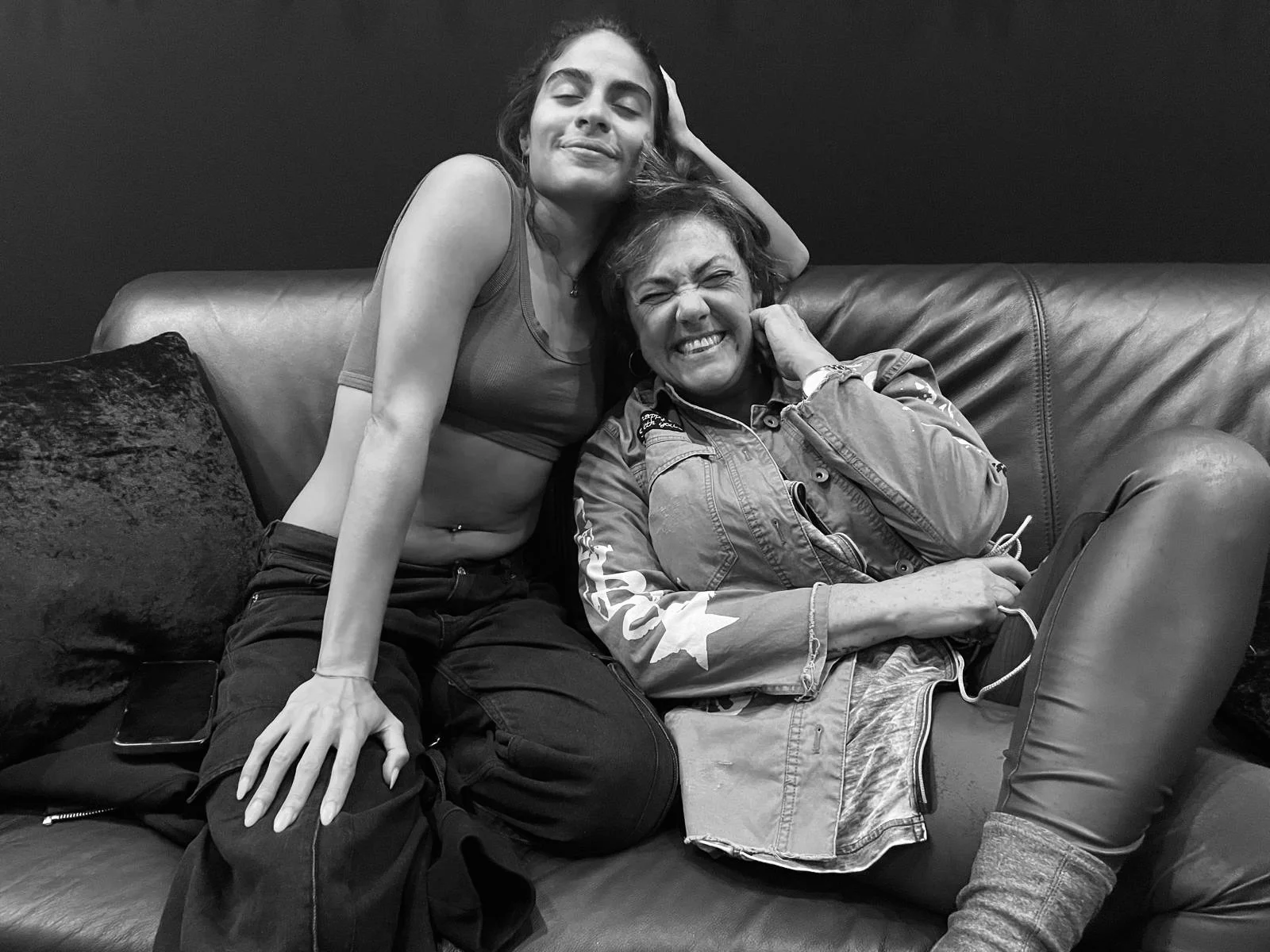 Claudia y Jessie Reyez componiendo en The Village Recording Studio