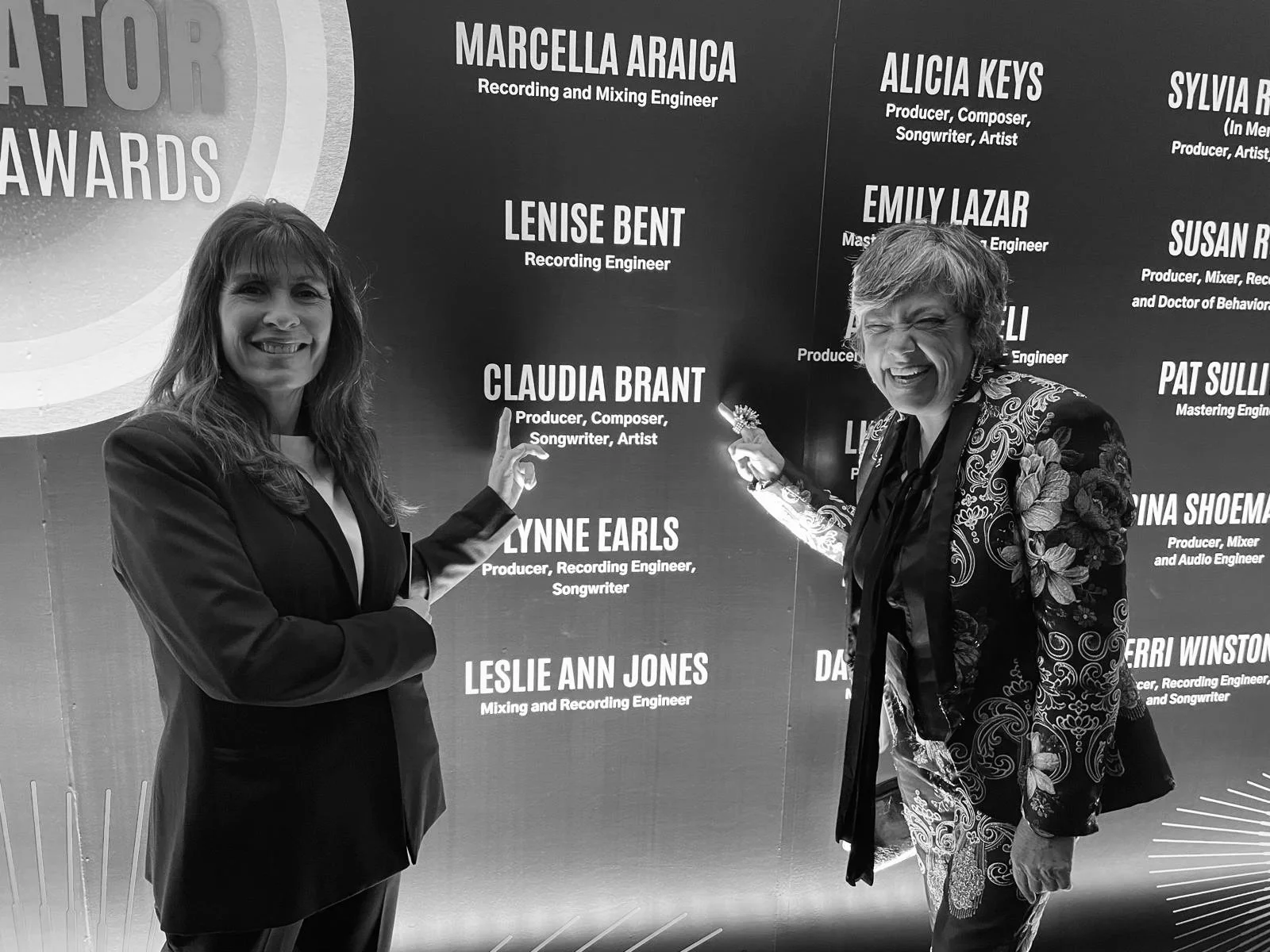 Claudia y Gabriela Gonzalez en WMTN Awards ceremony