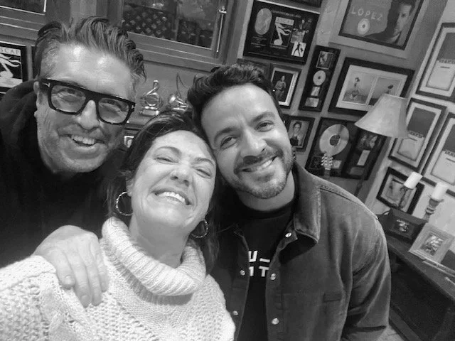 Cheche Alara, Claudia y Luis Fonsi escribiendo en Brantones studio