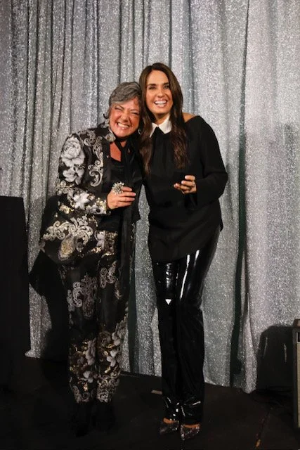 Claudia Brant dio la bienvenida a Emily Lazar a la primera generación del Salón de la Fama de Resonator en enero de 2024.