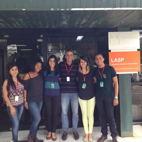 Dr. Queiroz Silva and colleagues at their research facility.