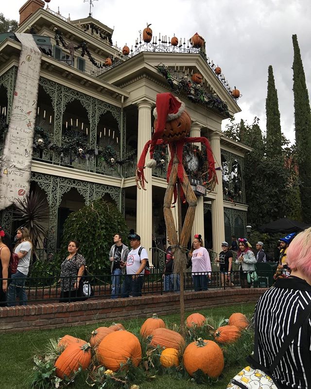 Overcast, no long lines... my kind of holiday #Halloween #Disneyland #hauntedmansion #nightmarebeforechristmas #holiday #timburton #henryselick