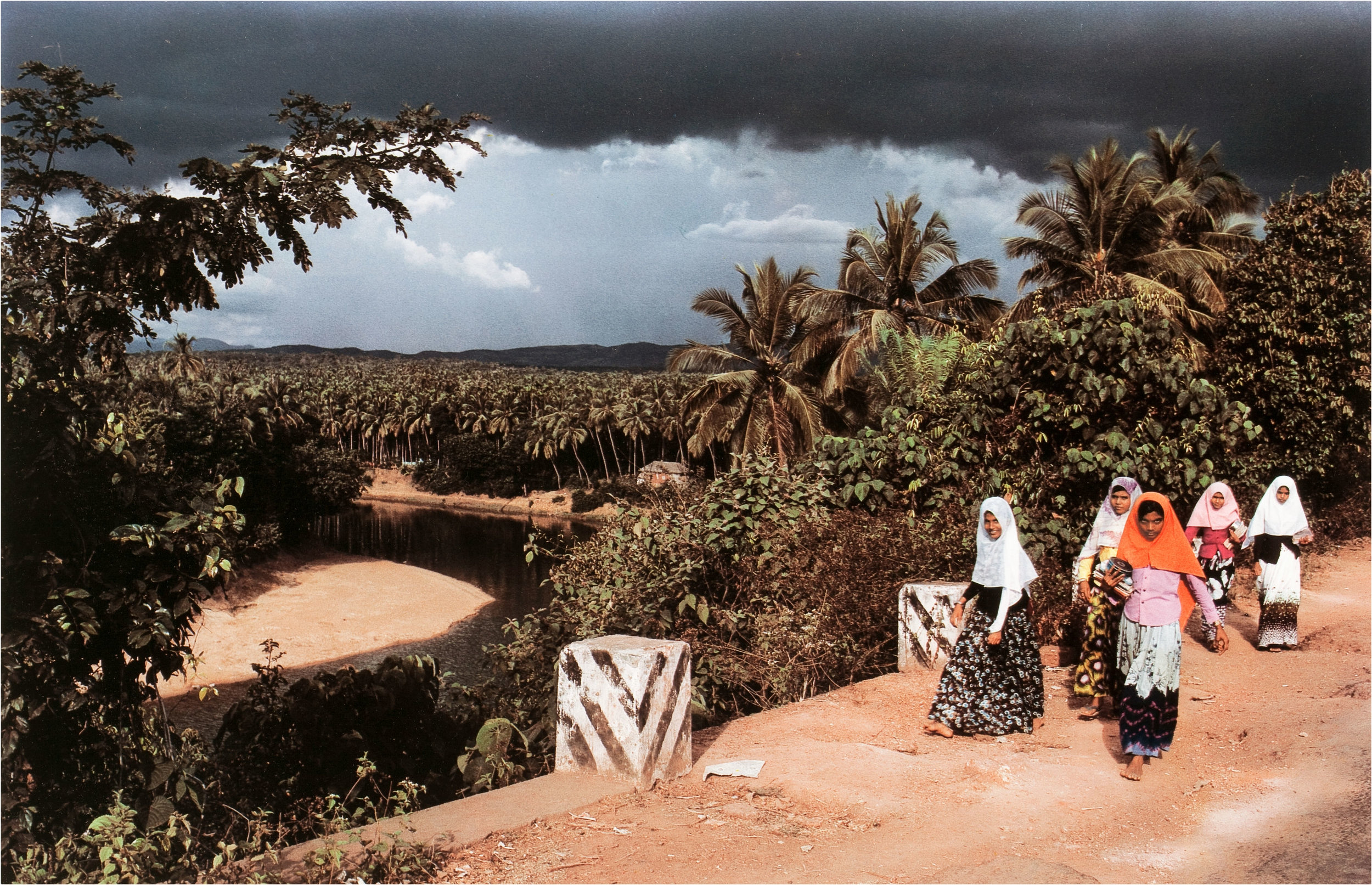  Raghubir Singh,&nbsp; Moslem School Girls Returning Home, Tirurengadi,&nbsp;Kerala , 1984 