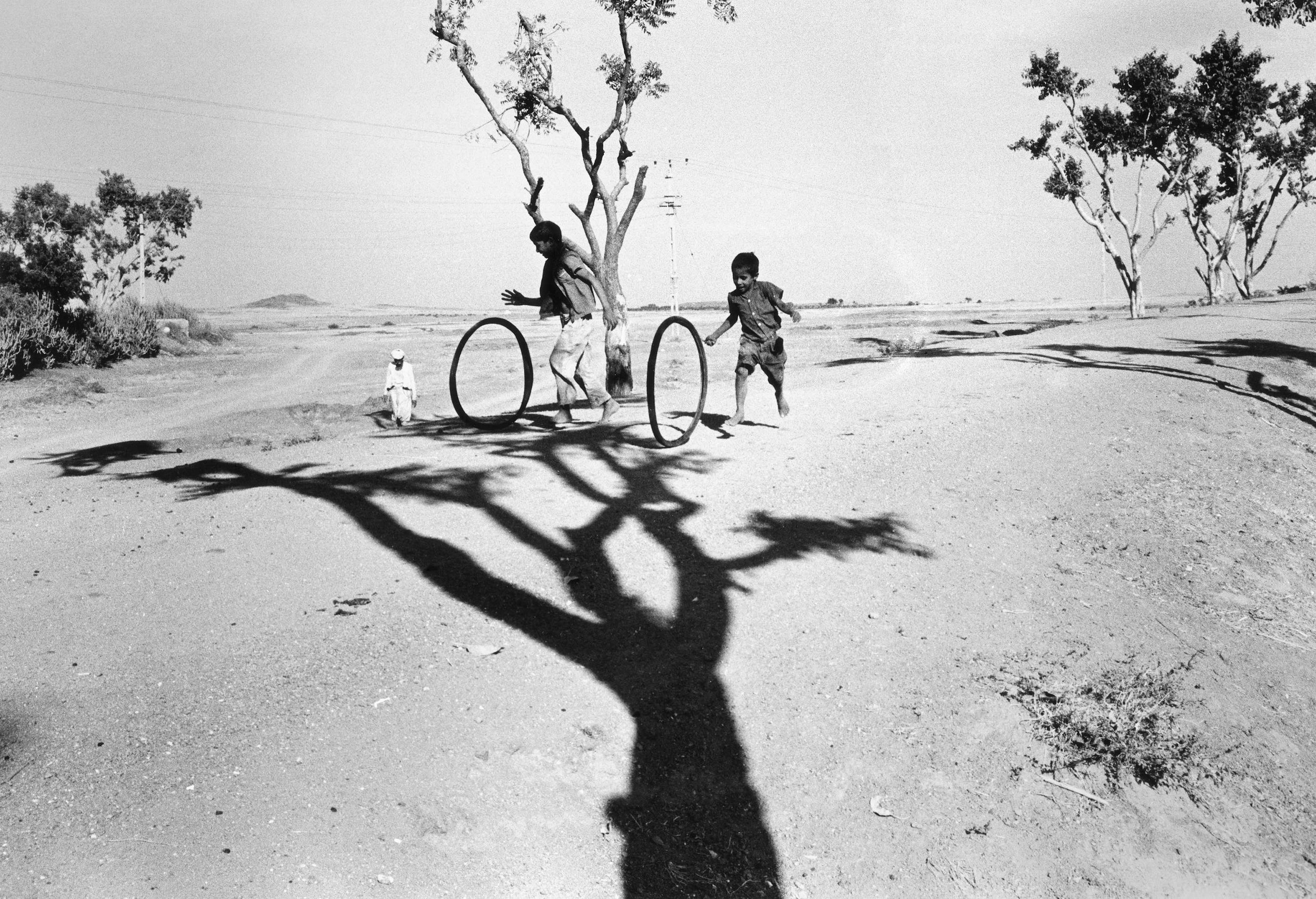  Bhupendra Karia,  Boys playing hoops in landscape, Gonda l, 1969 