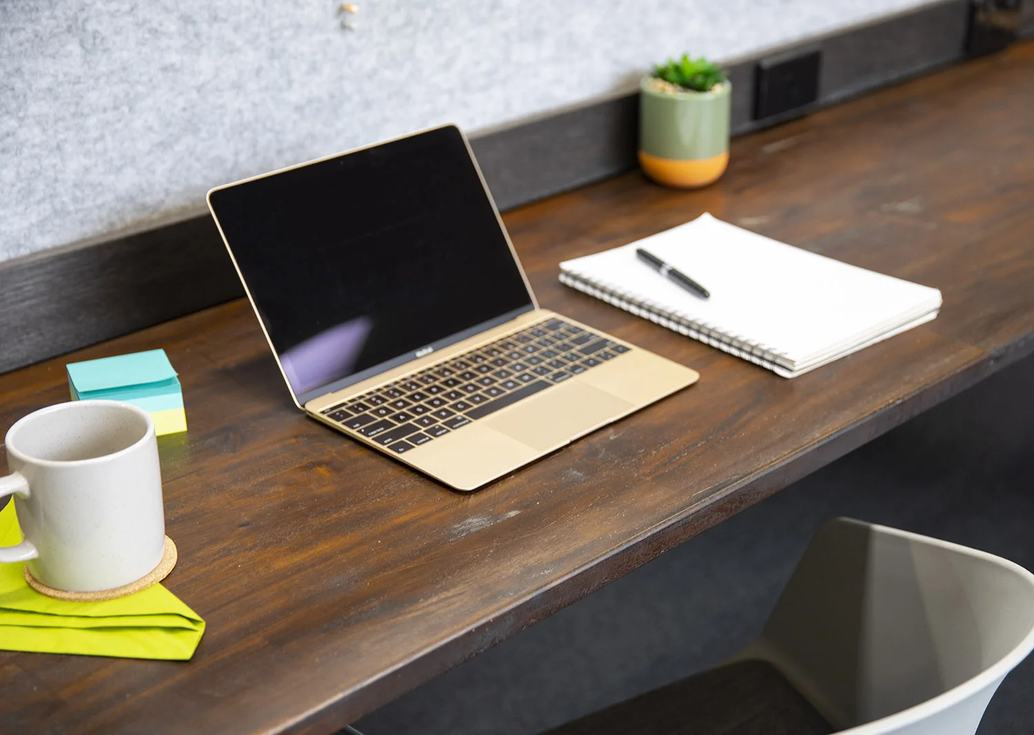 casualdesk.png