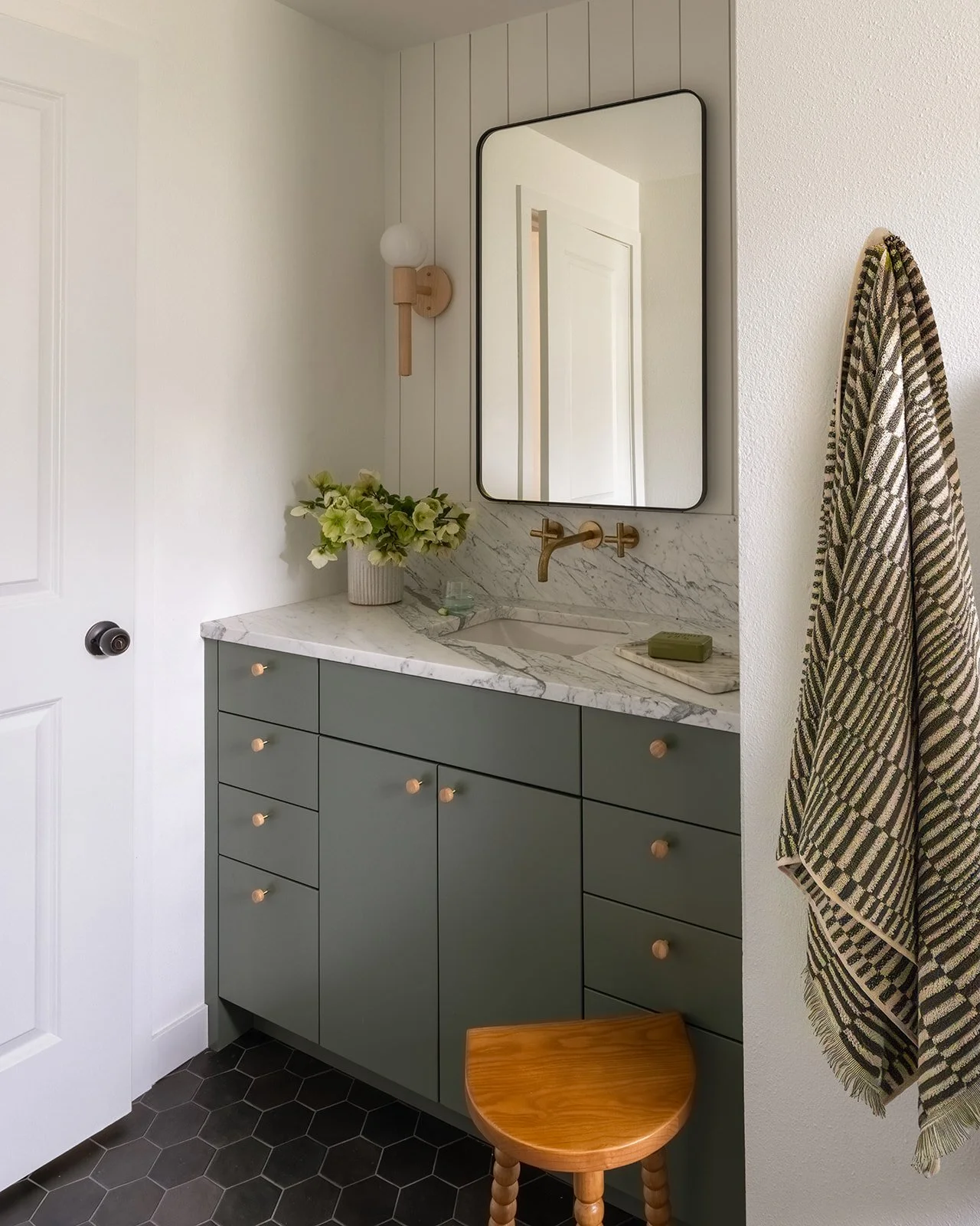 Whimsy, texture, and just the right amount of cuteness guided our design for this kiddo guest bath. The wood-and-brass knobs pull everything together, echoing the wood sconces and brass tapware. Such a sweet little space for the littles to wash up. ?