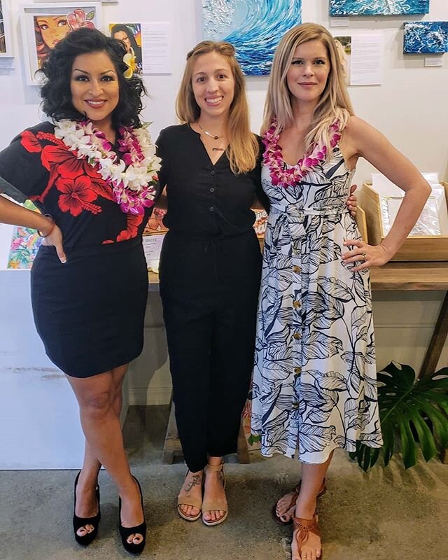 What a fantastic evening! ⠀
Mahalo to everyone who came out to our meet the artist event @laurenrothart 🙌 The show was a hit and it was so great to see so many friends and new faces too. ⠀
I love being an artist in Hawaii because of opportunities li