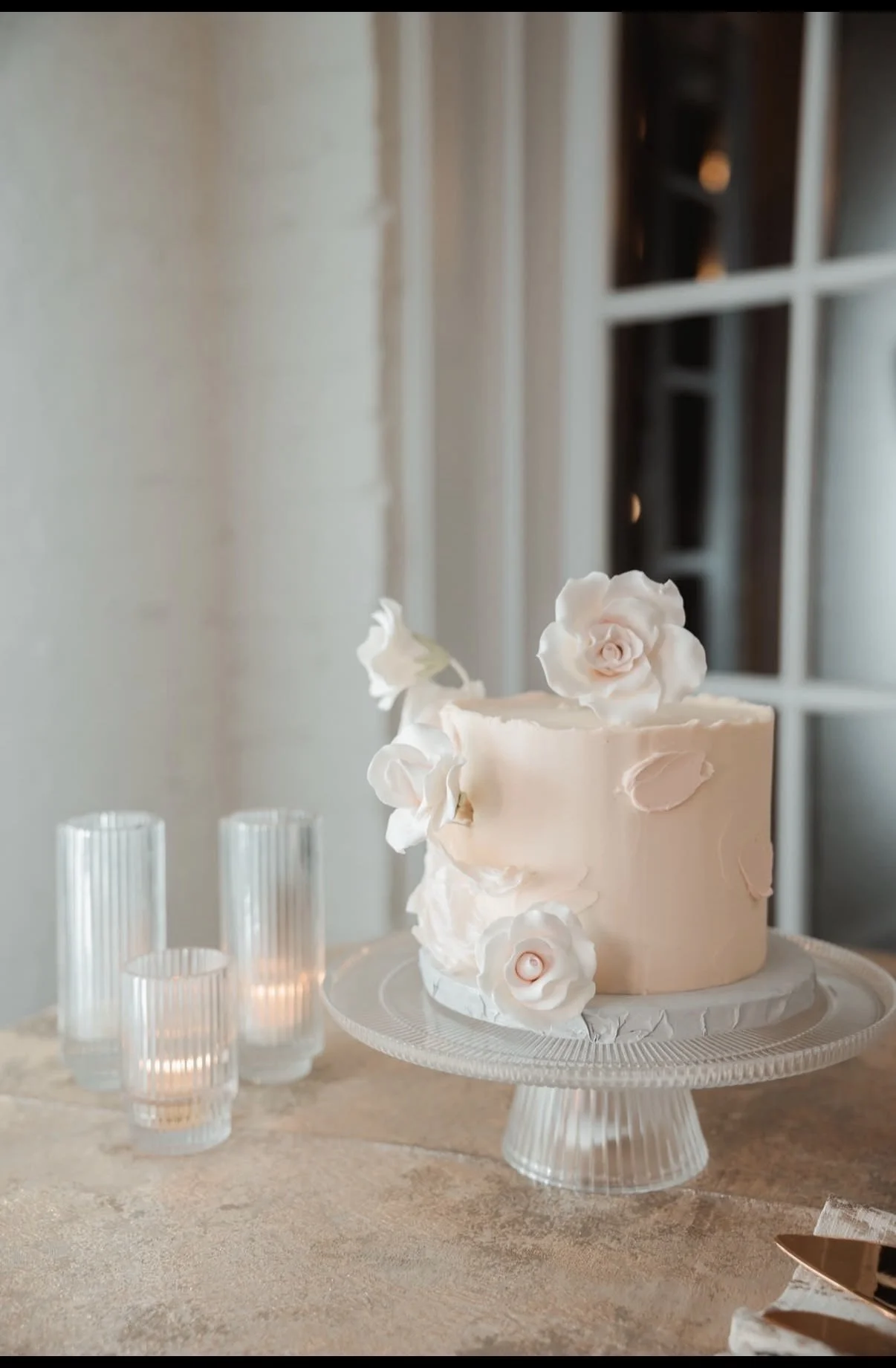 blush-sugar-flower-cake-historic-post-office-hampton-by-love-events.jpg.jpg