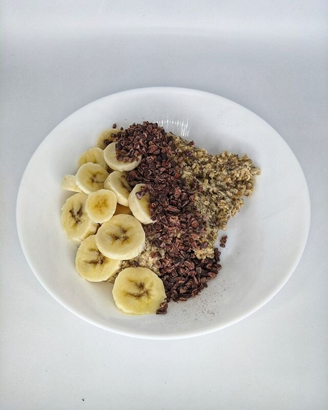 ᴏʜ ꜱᴏ ɢᴏᴏᴅ ᴏᴀᴛꜱ

Rolled oats made with dates, hemp seeds, flax meal, chia seeds, and light maple syrup. Topped with cacao nibs and bananas. The most filling and comforting menu item at Badfish 🤗