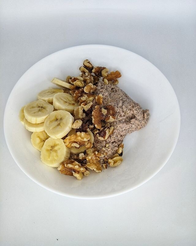 ᴘʀᴏᴛᴇɪɴ ᴘᴀʀꜰᴀɪᴛ

Greek yogurt parfait meets healthy chia pudding. Full of chocolate #plantbasedprotein , chia seeds, and flax meal. Topped with walnuts and bananas. Tastes like a treat, fuels you like a hype man!