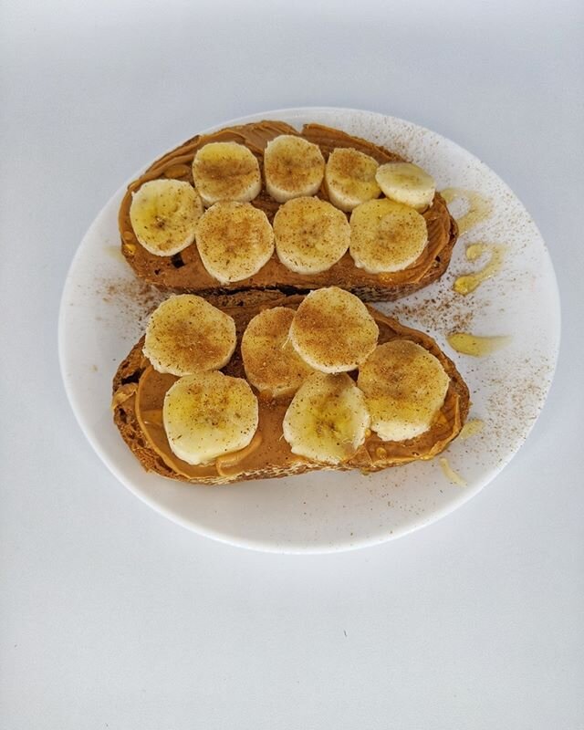 ᴘᴇᴀɴᴜᴛ ʙᴜᴛᴛᴇʀ ᴛᴏᴀꜱᴛ

Thick sliced artisan bread is toasted and covered with tons of creamy peanut butter, bananas, topped with fresh ground cinnamon, and Orangevale #rawhoney 😍 Pro-tip: Buy yourself a bottle of honey to take home, you're gonna want 