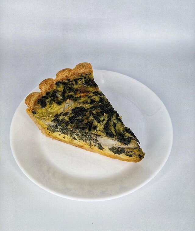 ꜱᴘɪɴᴀᴄʜ ᴀɴᴅ ᴀʀᴛɪᴄʜᴏᴋᴇ Qᴜɪᴄʜᴇ

Flakey, buttery crust stuffed with savory and fluffy egg, spinach, marinated artichoke hearts, and cheese. Quick to grab on the go and so so filling and delicious! Happy Friday🖤