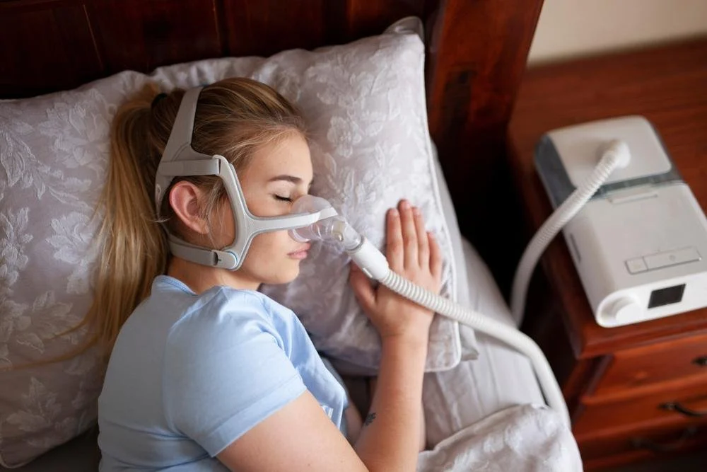 How does a CPAP machine help sleep apnea?