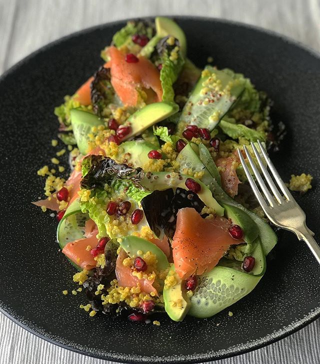 Clean eating in 2018 🍽 Smoked salmon 🎣 with little gem lettuce, avocado, cucumber and pomegranate❣️#lunchideas #instayum #cleaneating #privatechefs #privatedining #eatclean #dietcoach #chefservices #losangeles #newyearnewyou