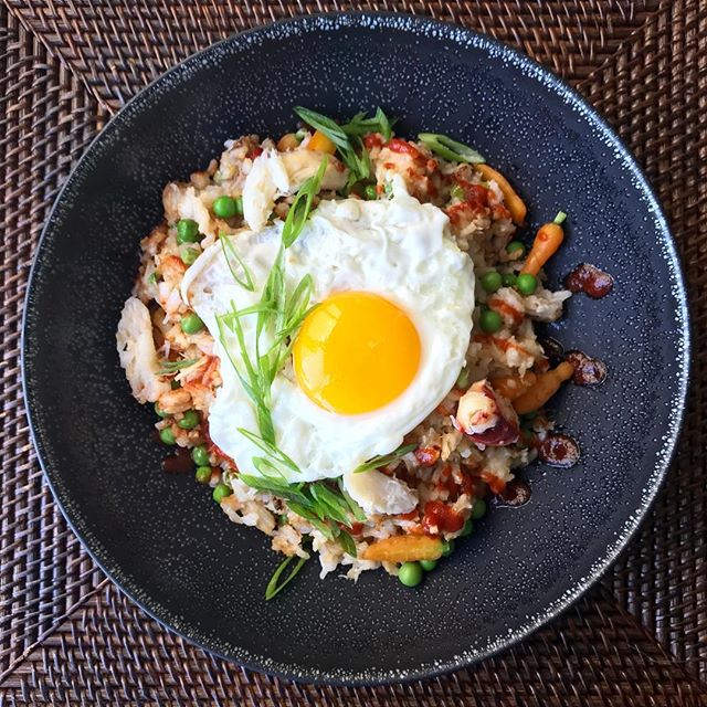 Nasi Goreng : Indonesian fried rice with dungeness crab, petite carrots, peas, fried egg and sriracha 🦀🌱🥕🐣🐓🍚 #instafood #instayum #cheflunch #nasigoreng #friedrice #foodporn #foodstagram