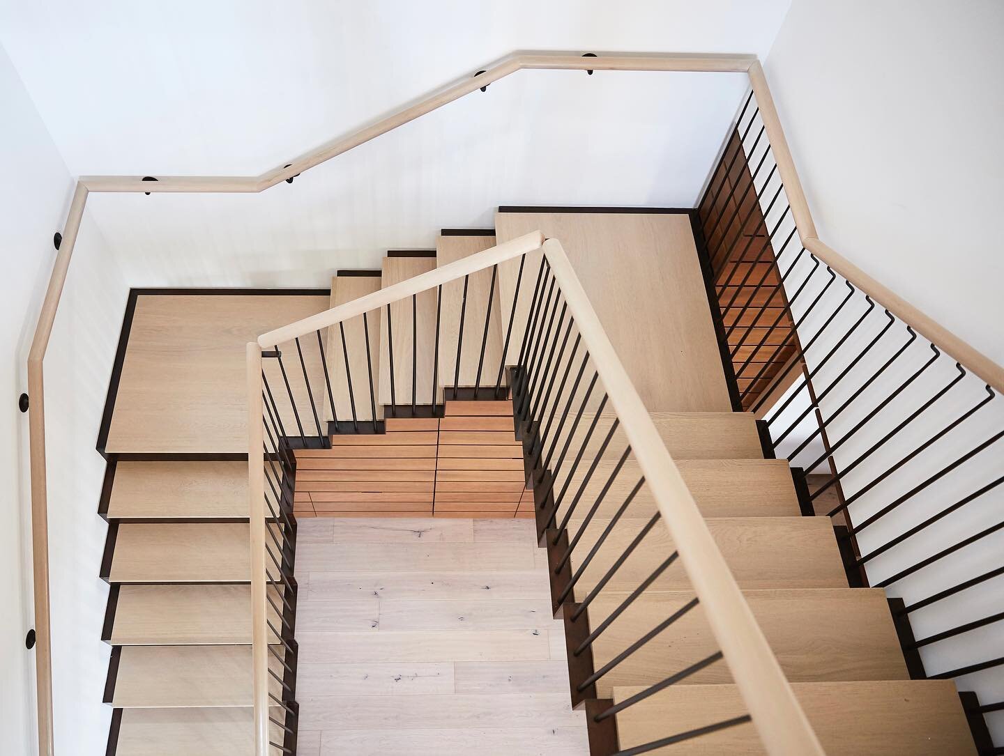 The birds eye view of this stairway gets us every time - the mix of materials, wood textures, our metal peeking from under the treads, and the modern simplicity&hellip; perfection 🤌🏼 #bauermetal
 
@welchforsman 
@ingrainedwoodstudios 
@design.msrlt