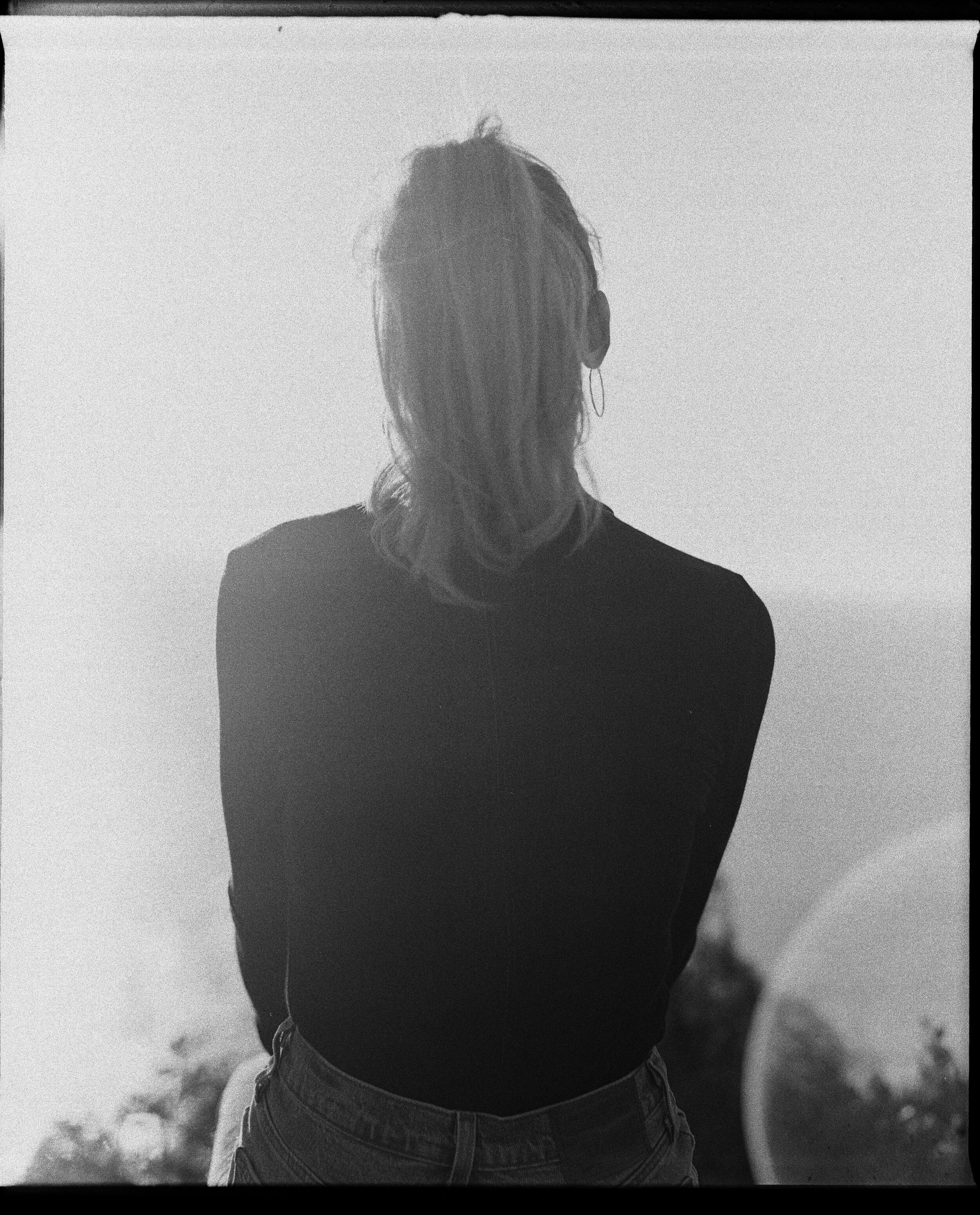 Farren, "Looks at the sea"