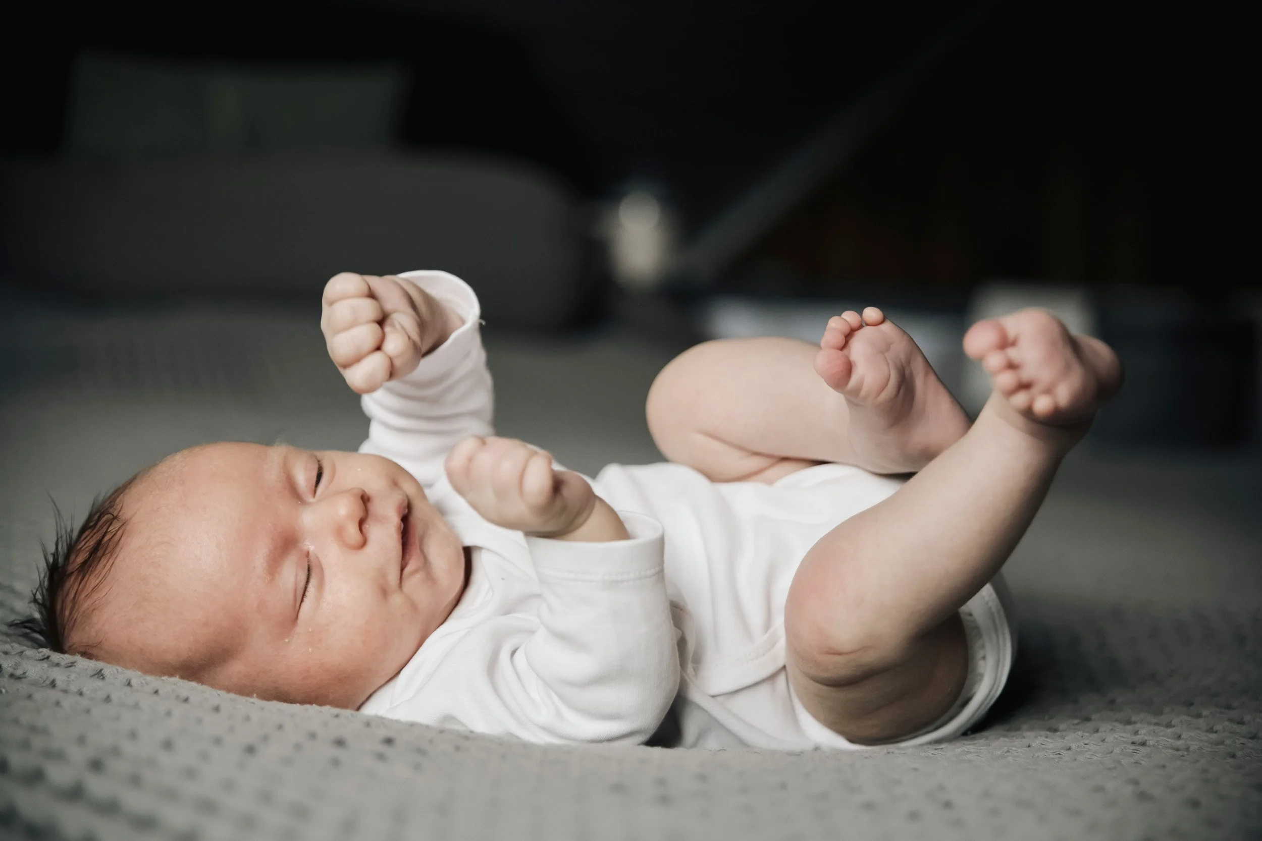 Newborn photography at home in natural light 